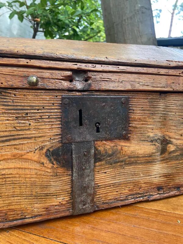 Coffre ou malle en bois antique français, fer et cuir faits à la main.