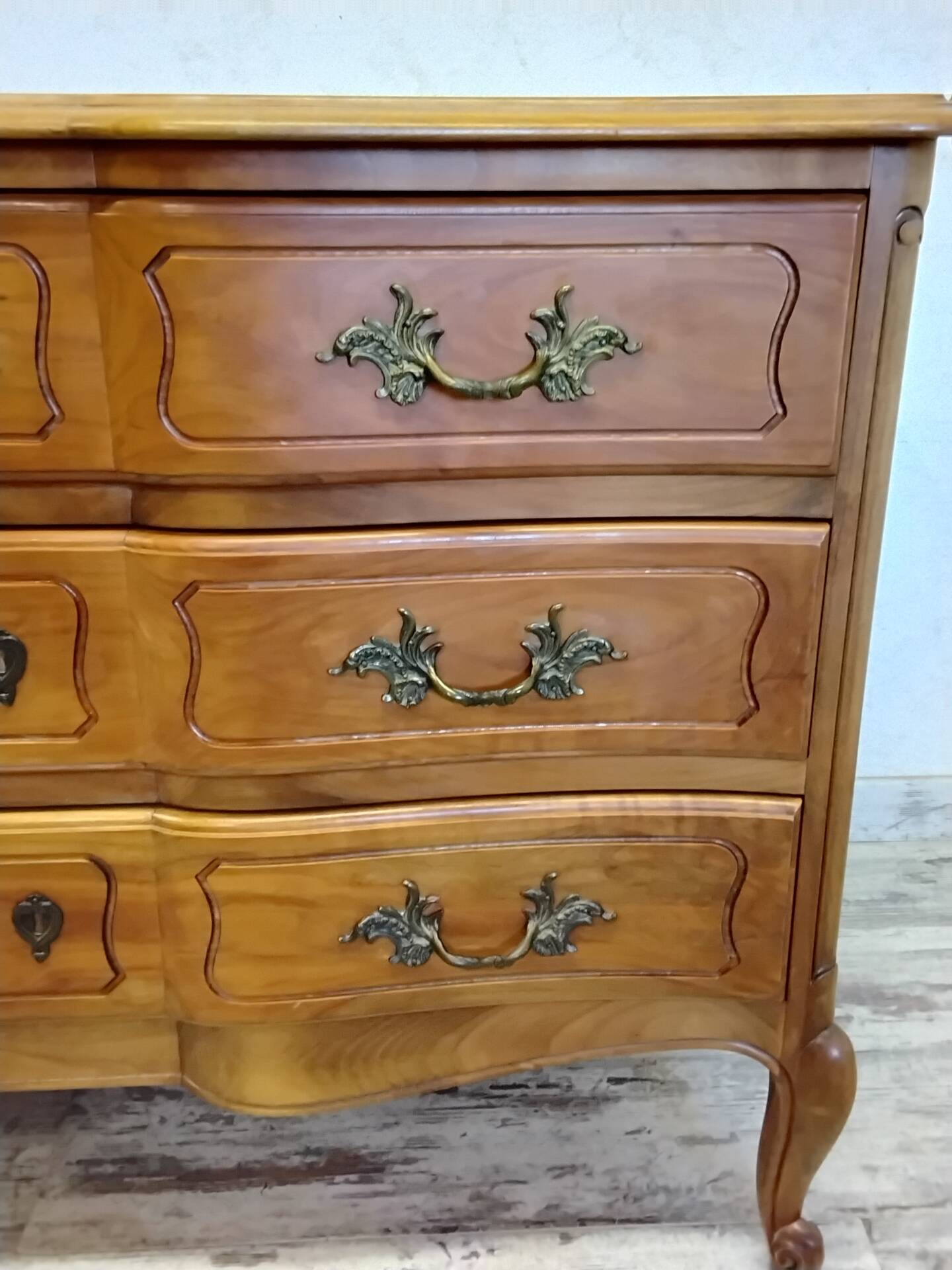 Commode de style Louis XV en bois 