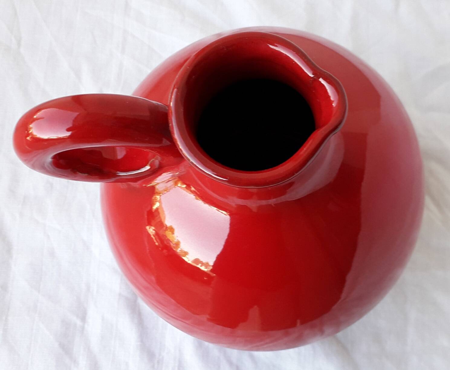 Pichet rouge en céramique