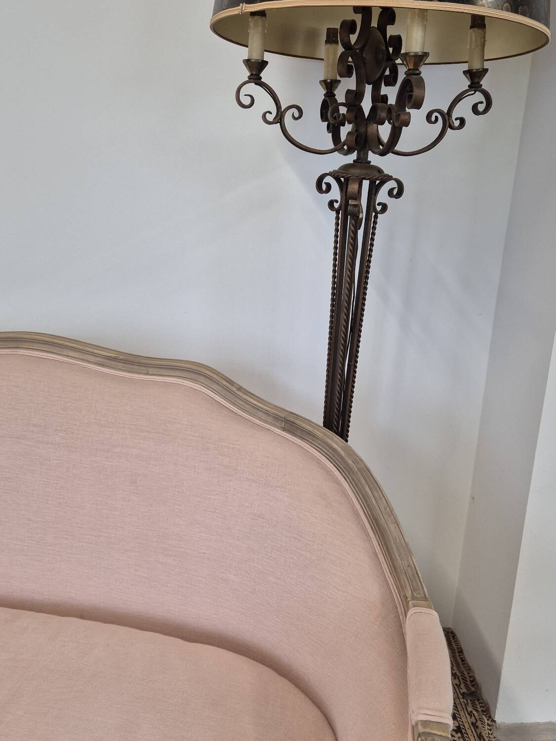 Louis XV style bench sofa in pink fabric and burlap