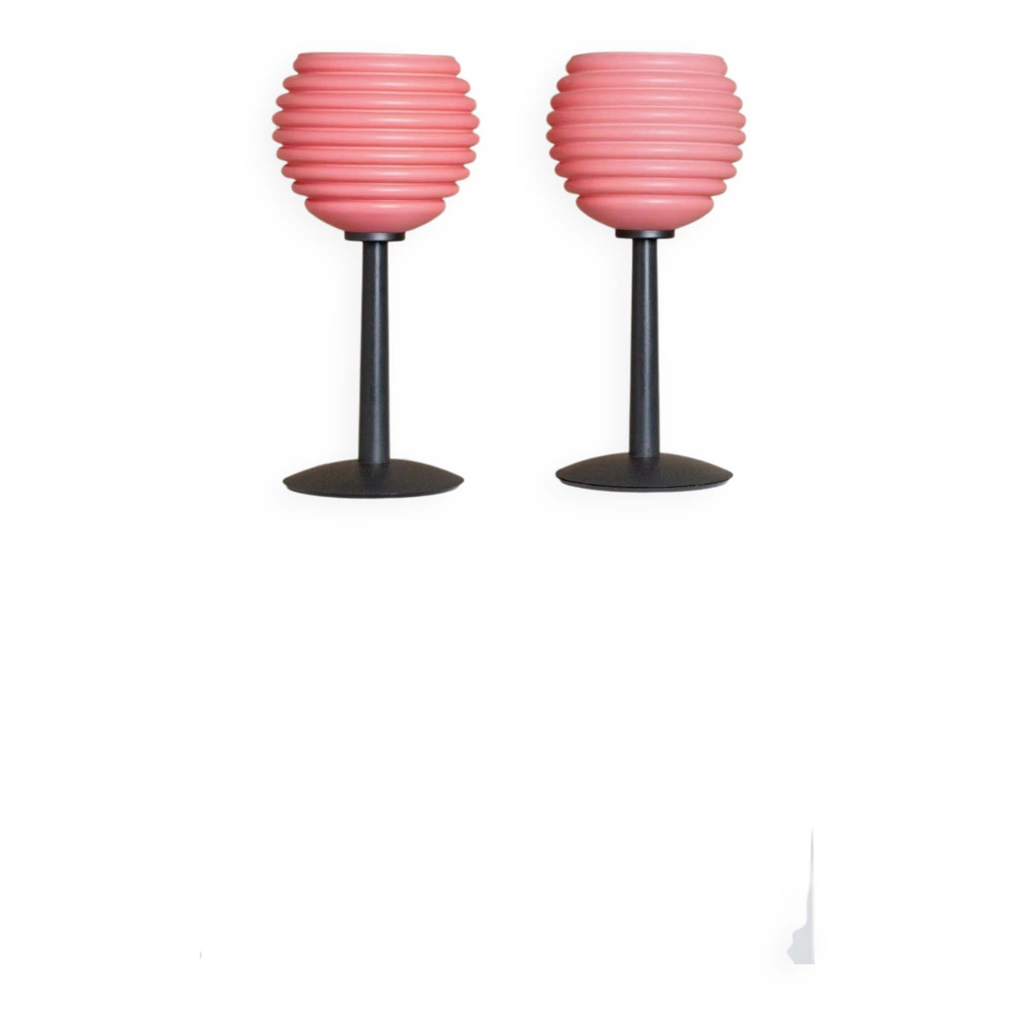 Ensemble de 2 lampes de table en verre rose avec abat-jours cannelés sur des bases en métal mat foncé - Design italien vintage de l'ère spatiale.