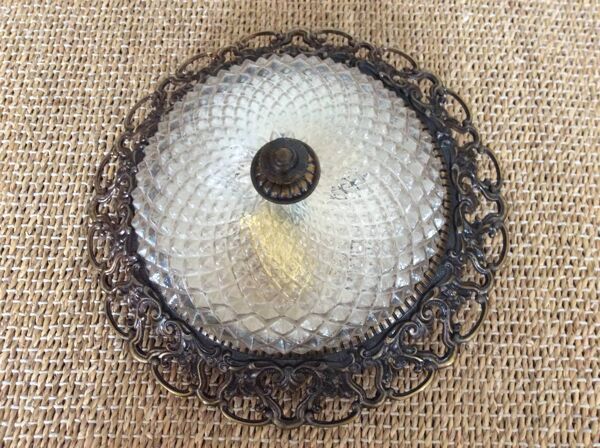 Plafonnier en verre moulé et métal