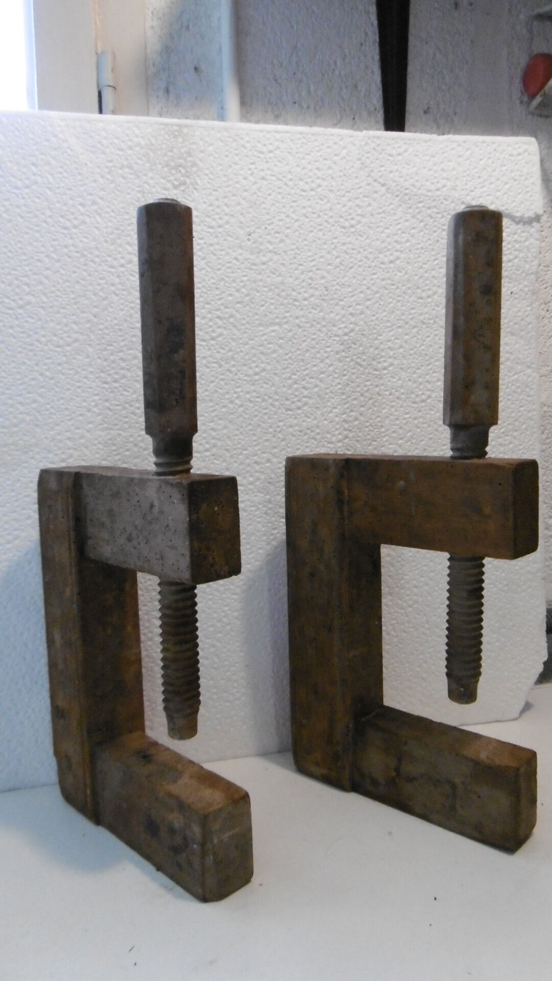 Bookends wood joints for shelf