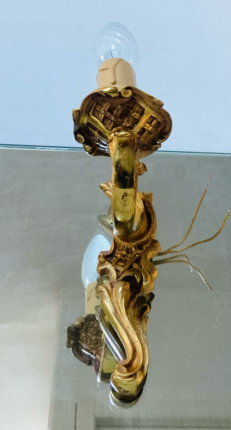 Louis XV bronze wall light with a flowing branch design and acanthus leaf decoration.