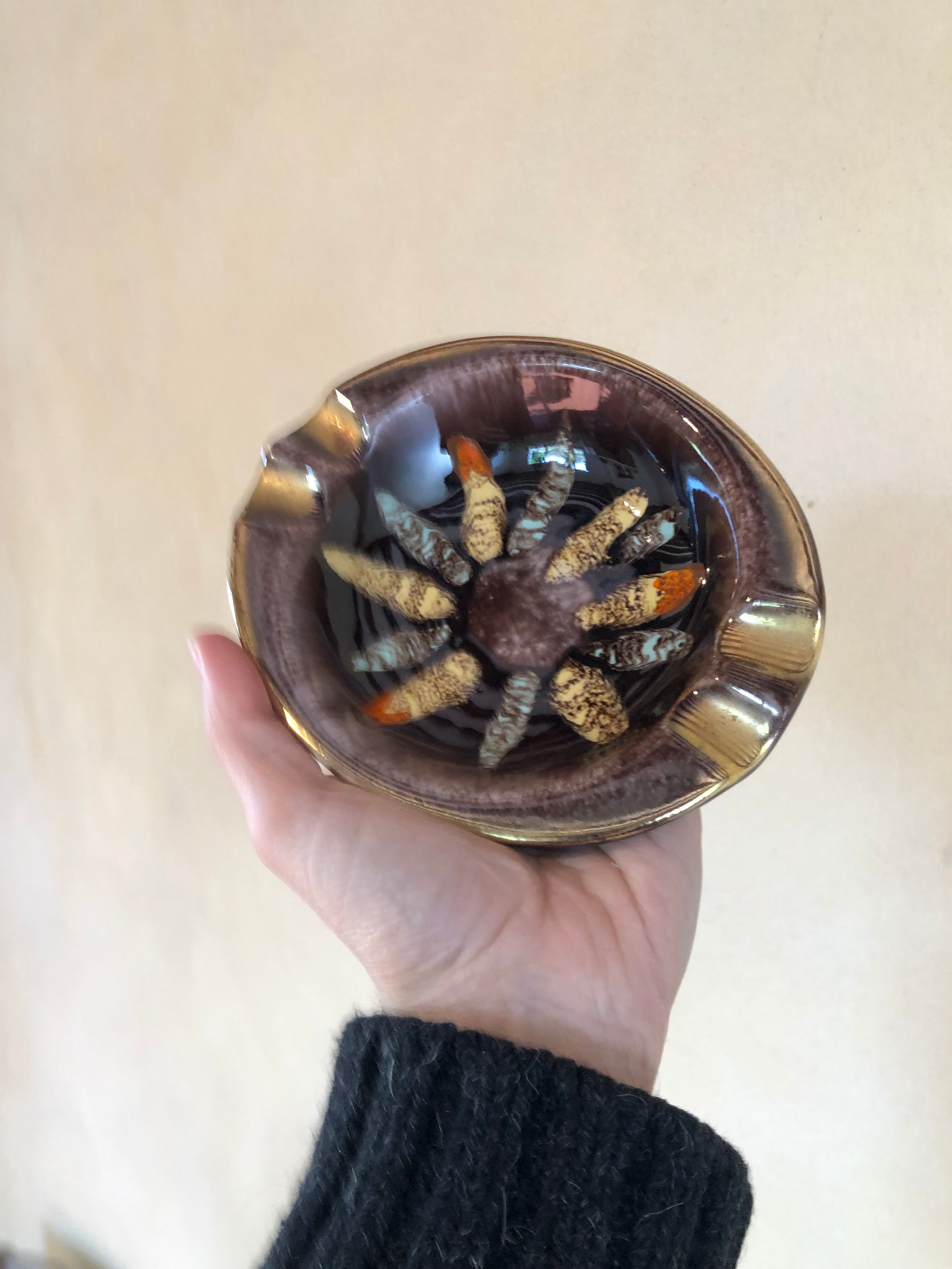 Empty pocket in gold ceramic