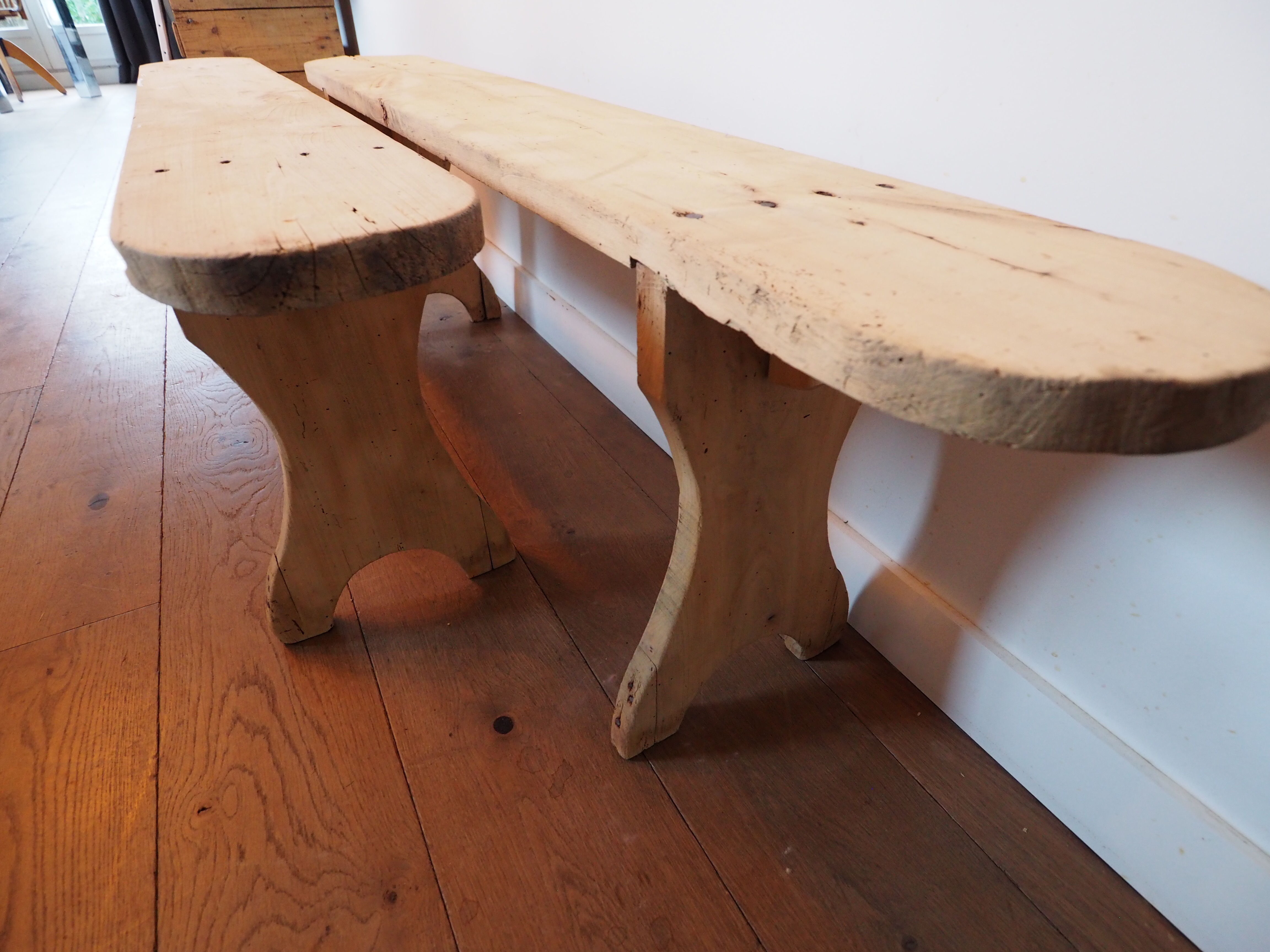 Une paire de bancs de ferme