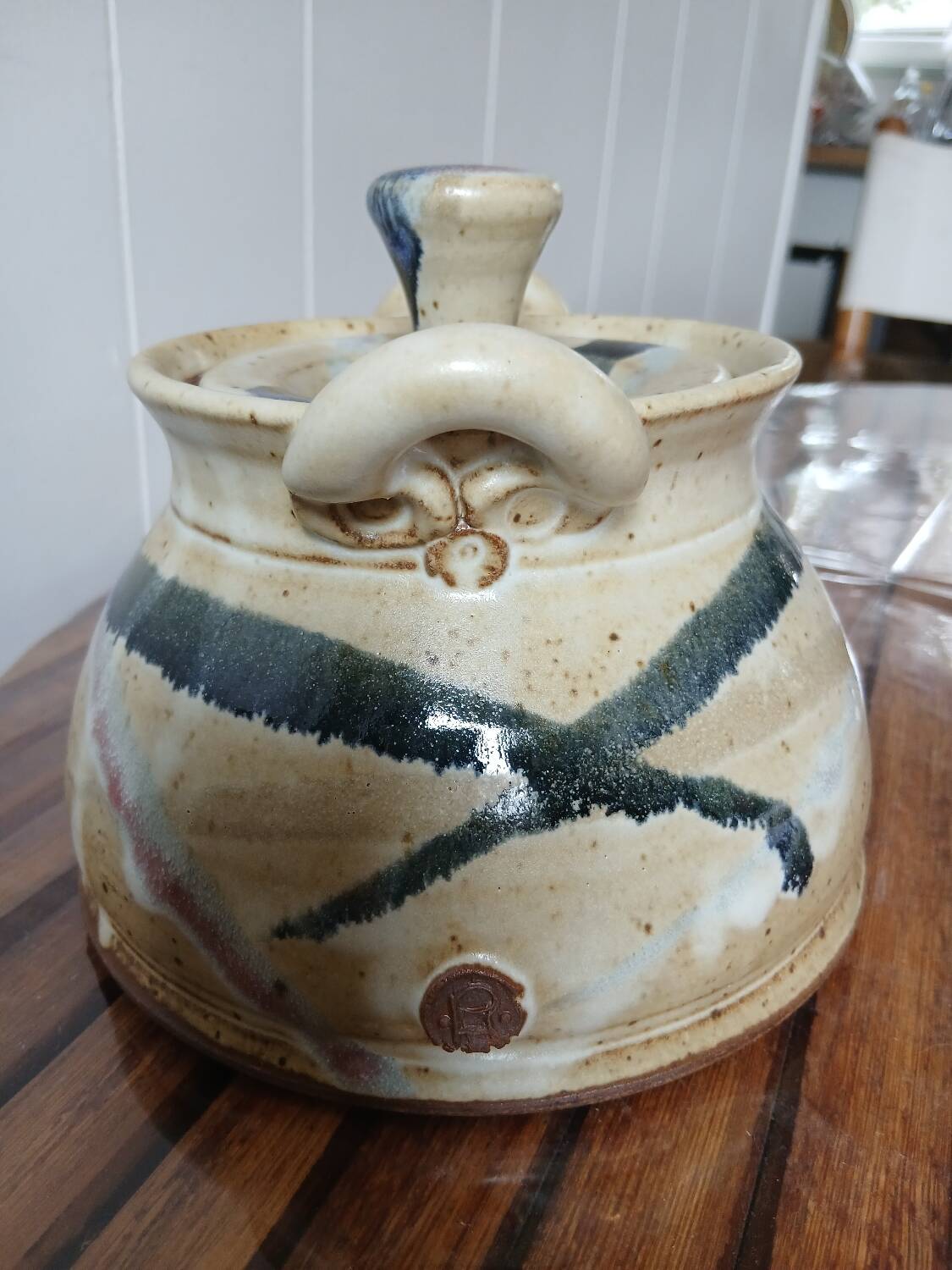 Théière en poterie estampillé vintage