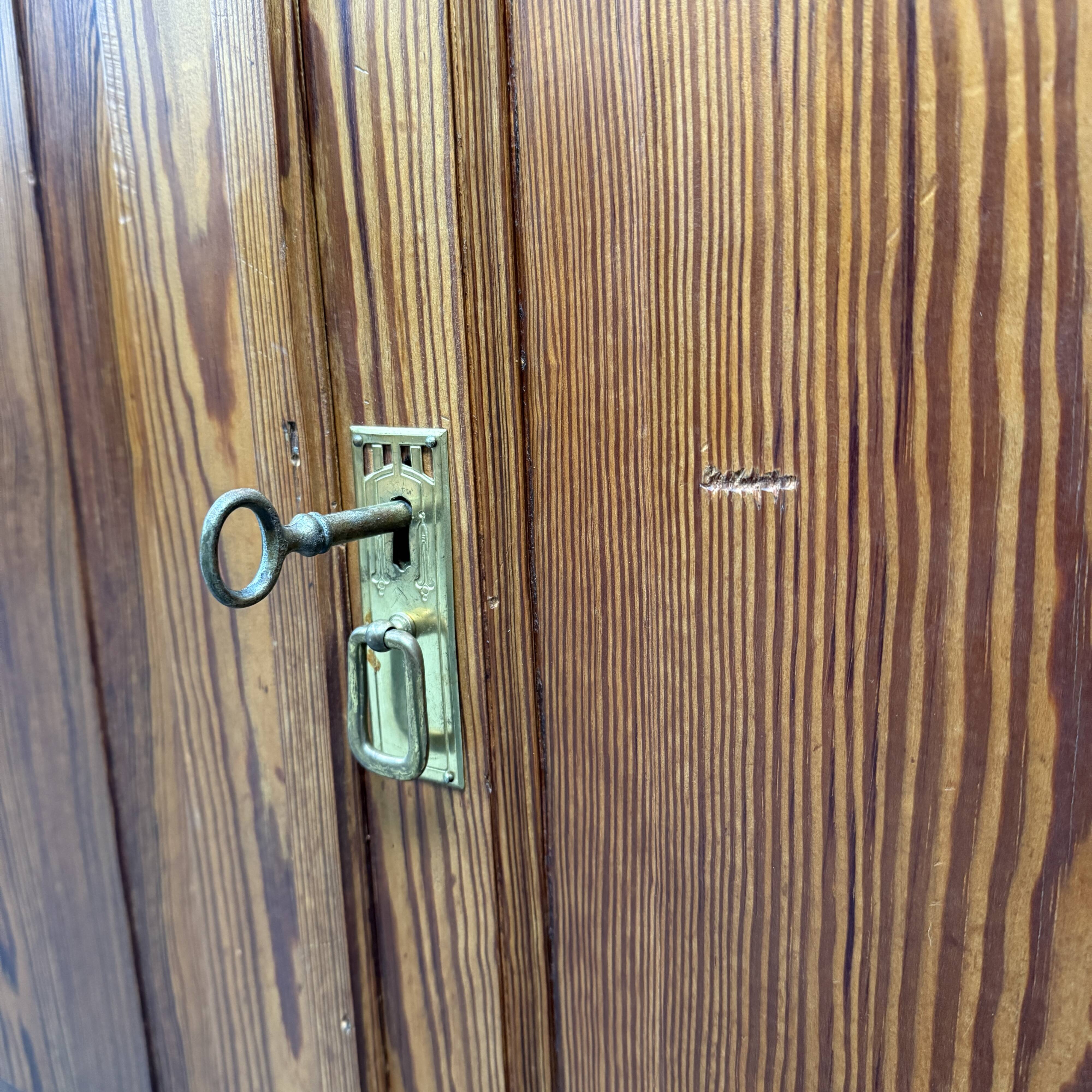 Armoire d'école en pin belge avec vitres nervurées