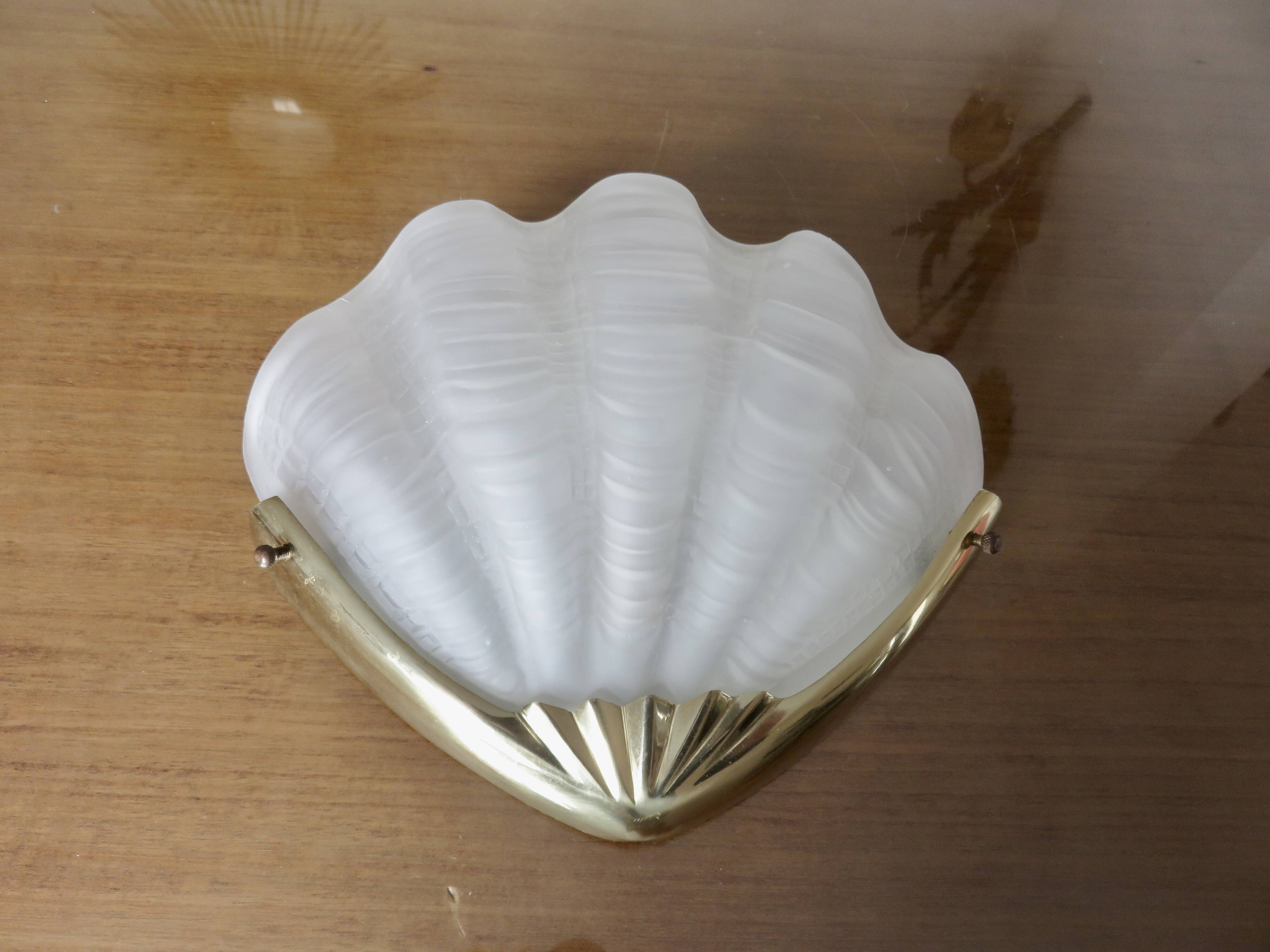 “Shell” wall lamp in gilded brass and frosted glass 1970