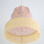 Suspension Armande forme "cloche" imprimée avec franges