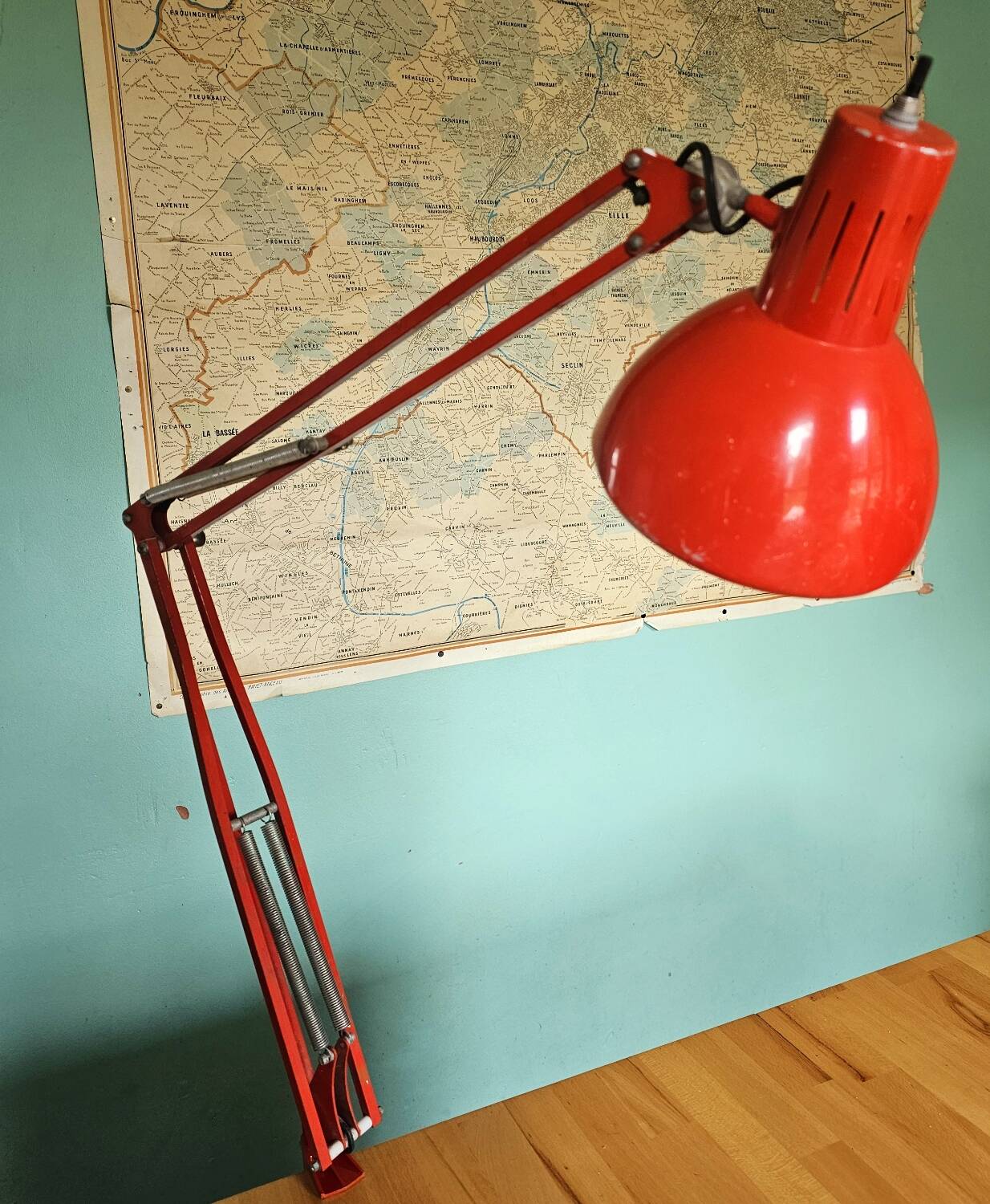 Red articulated workshop lamp