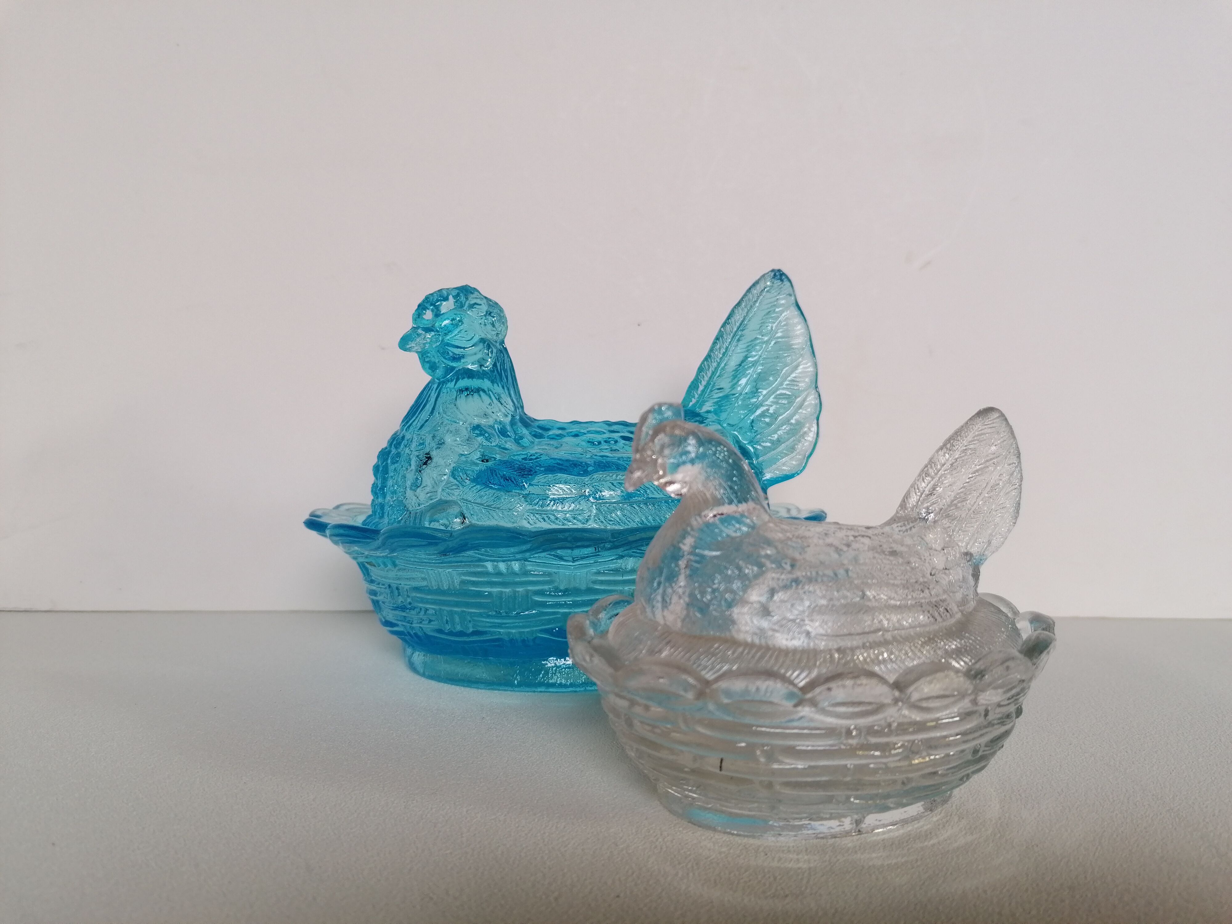Poule en verre bleu