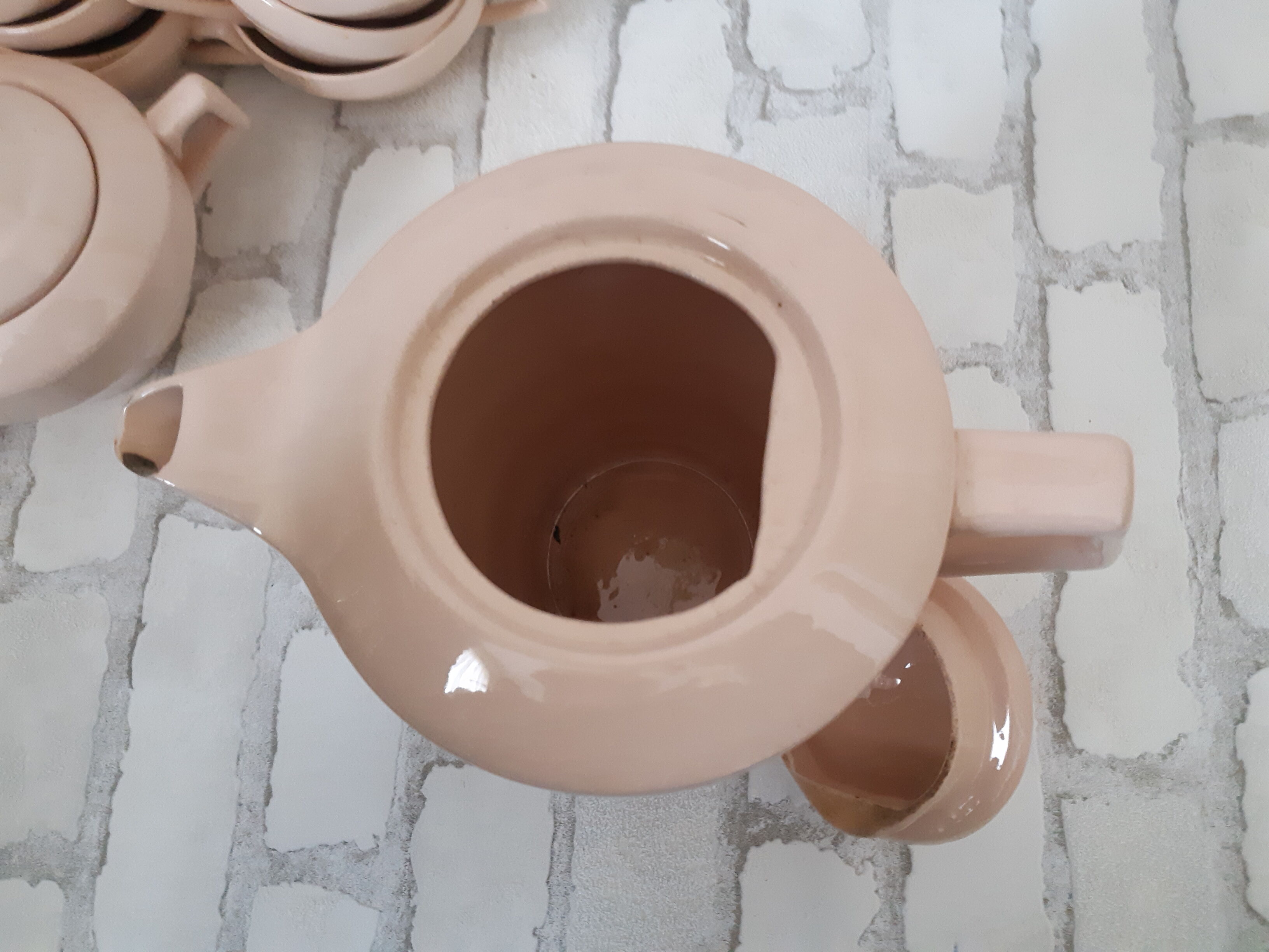 Coffee and tea service in faience of Saint Amand, pink, art deco