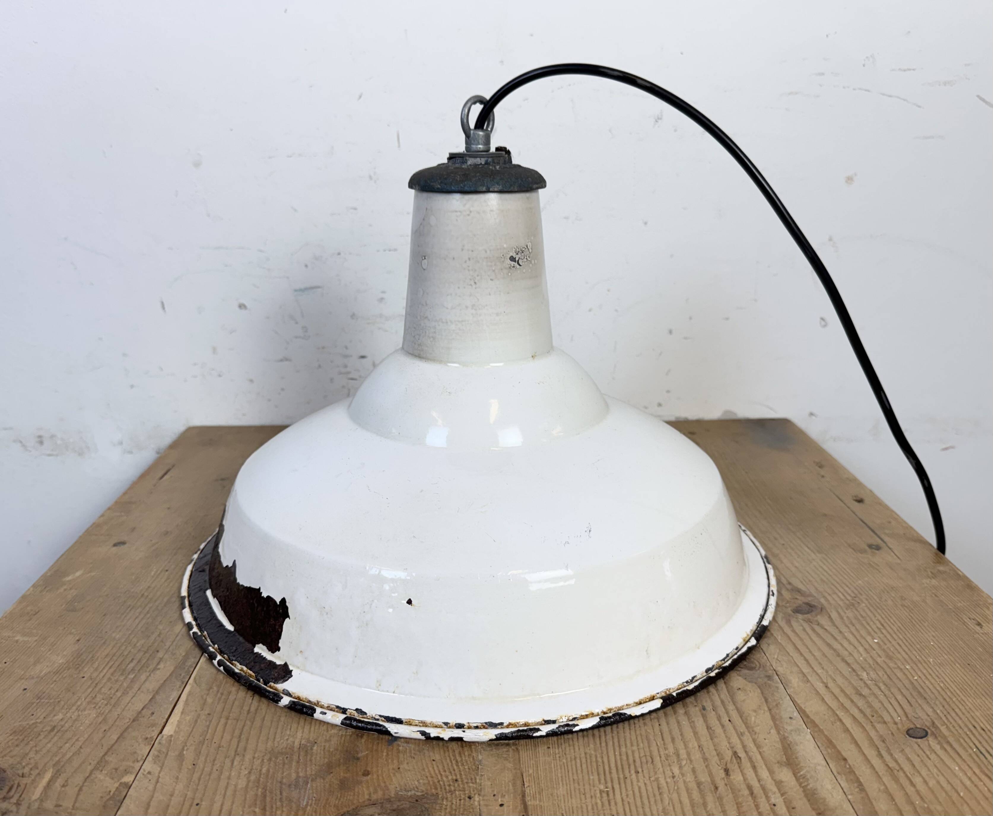 Lampe suspendue en émail blanc britannique industriel de Benjamin, années 1960.