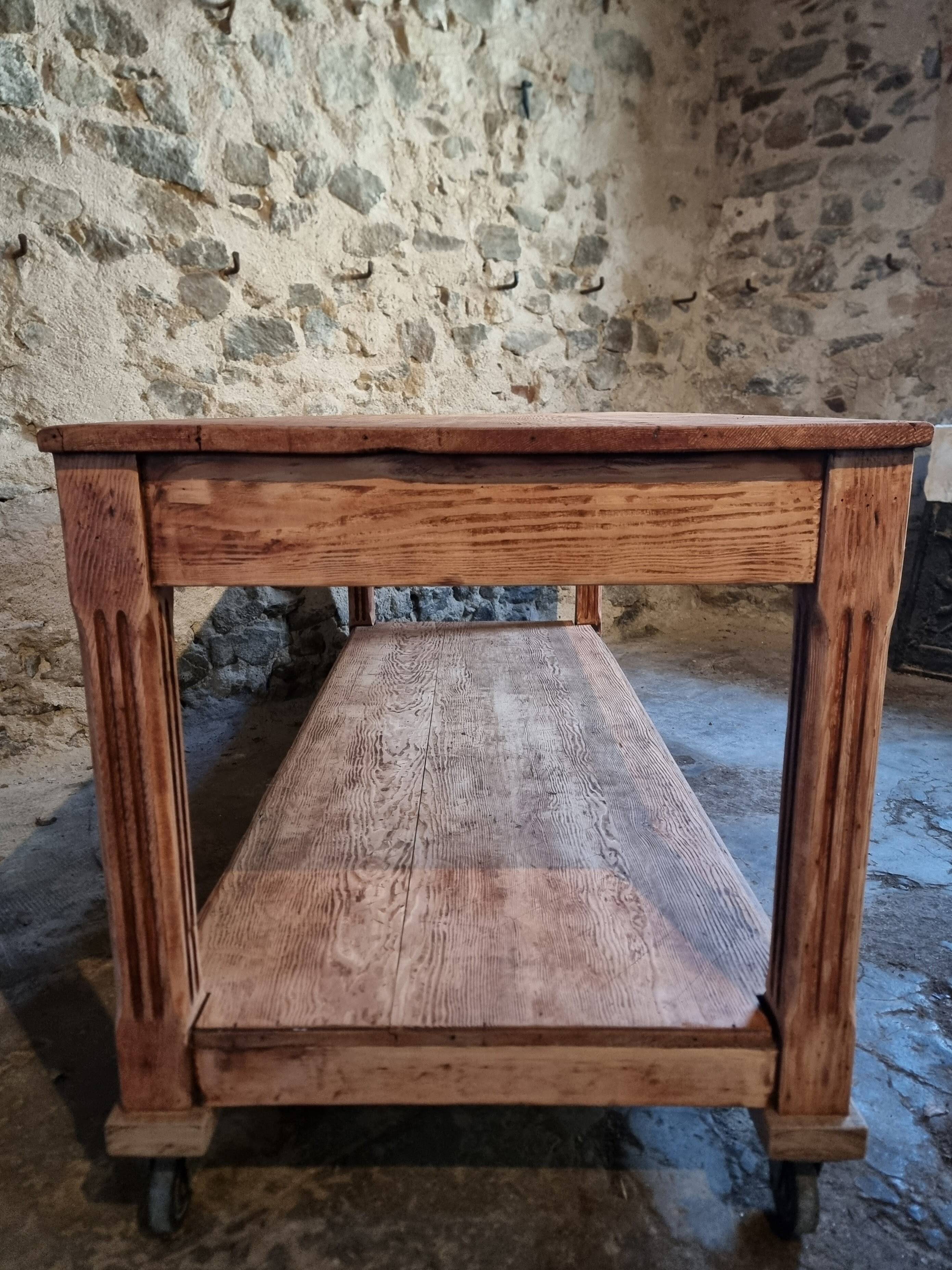 French antique work table in pitch pine – large workshop / draper's table, early 20th century