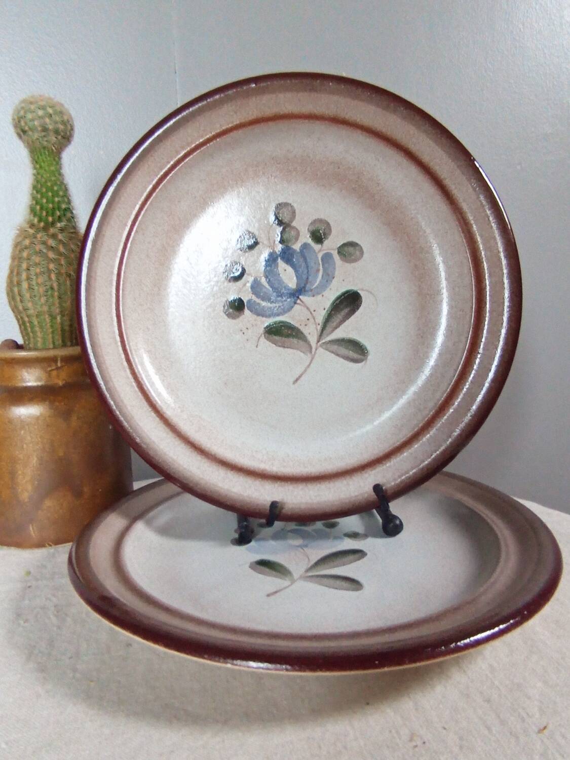Beige stoneware flat plates with blue/gray flower by MBFA Pornic model Fanchon, set of 6