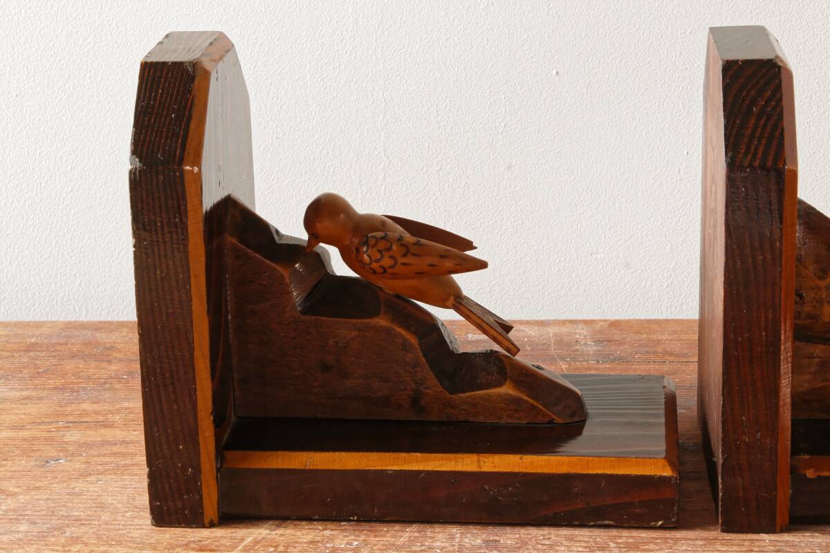 Paire de serres livres Art déco en bois représentant des oiseaux