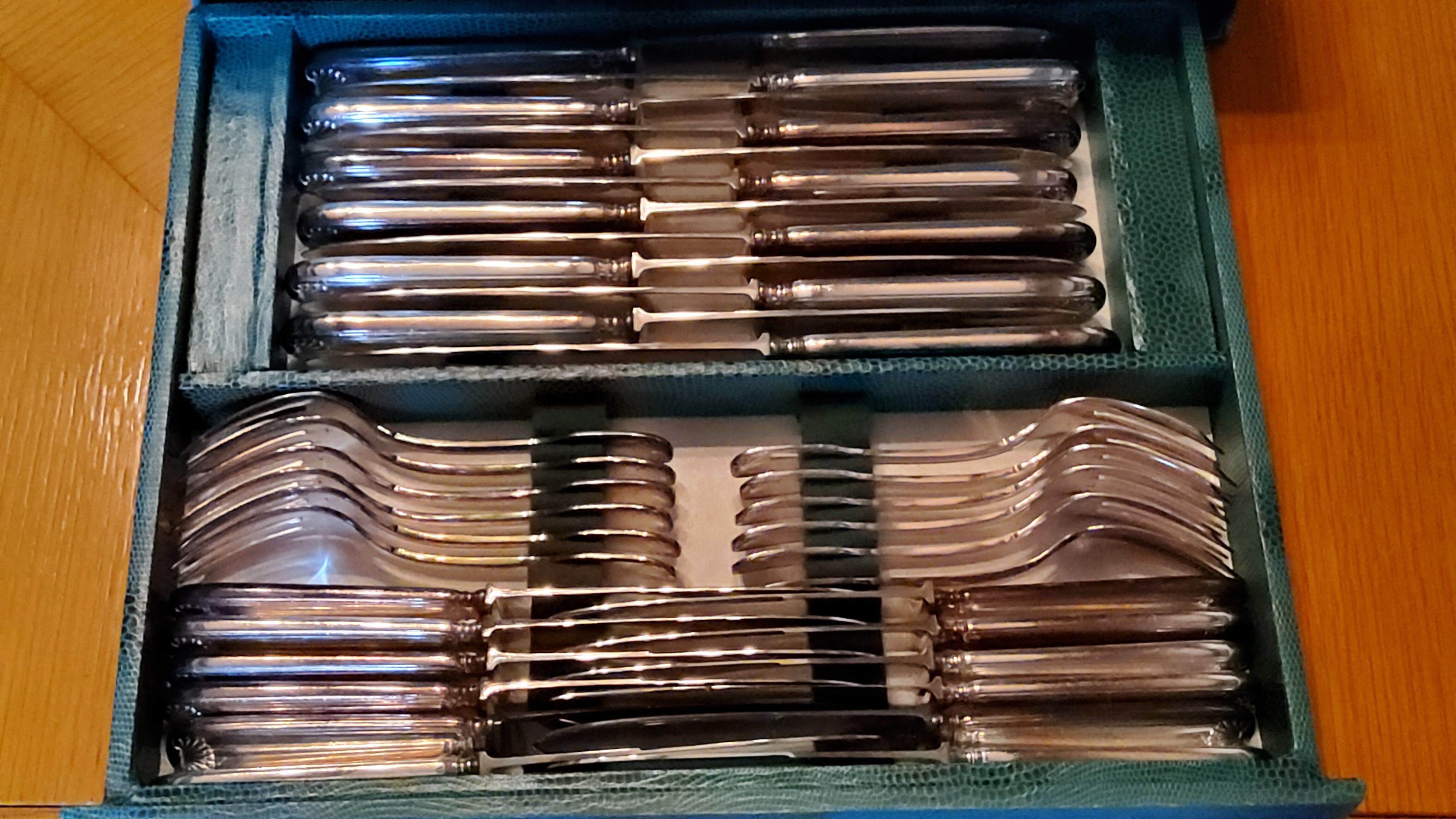Silver metal housewife of the 50s shell model 76 pieces in its box