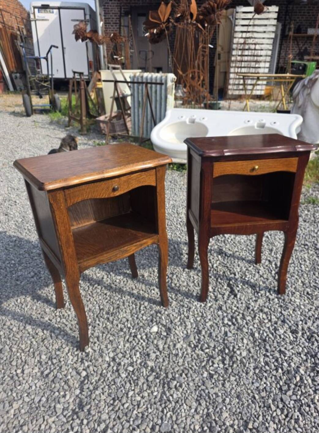 Paire de tables de chevet style Louis XV en chêne