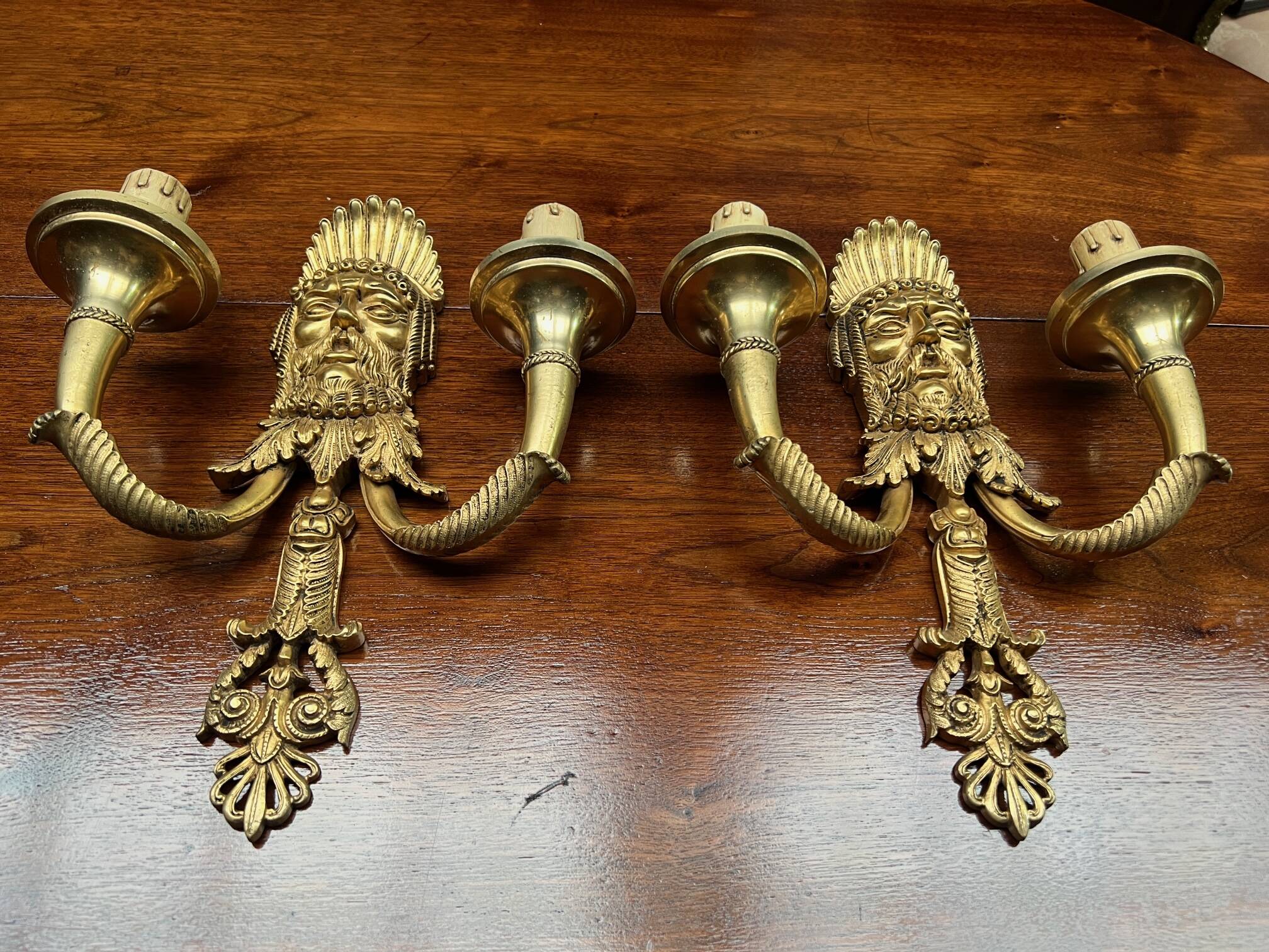 Paire d'appliques en bronze massif doré.