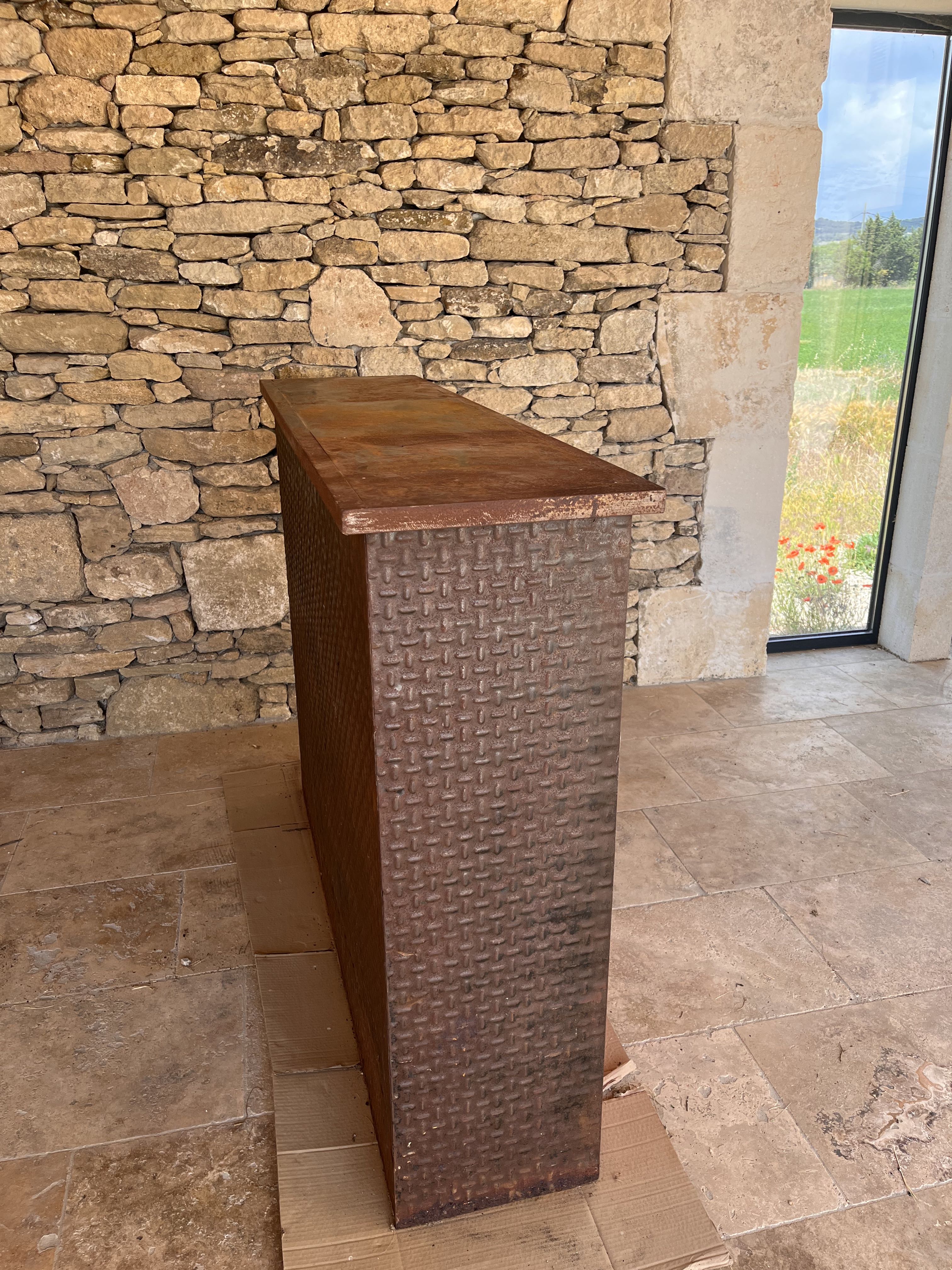 Counter/bar industrial raw metal repelled
