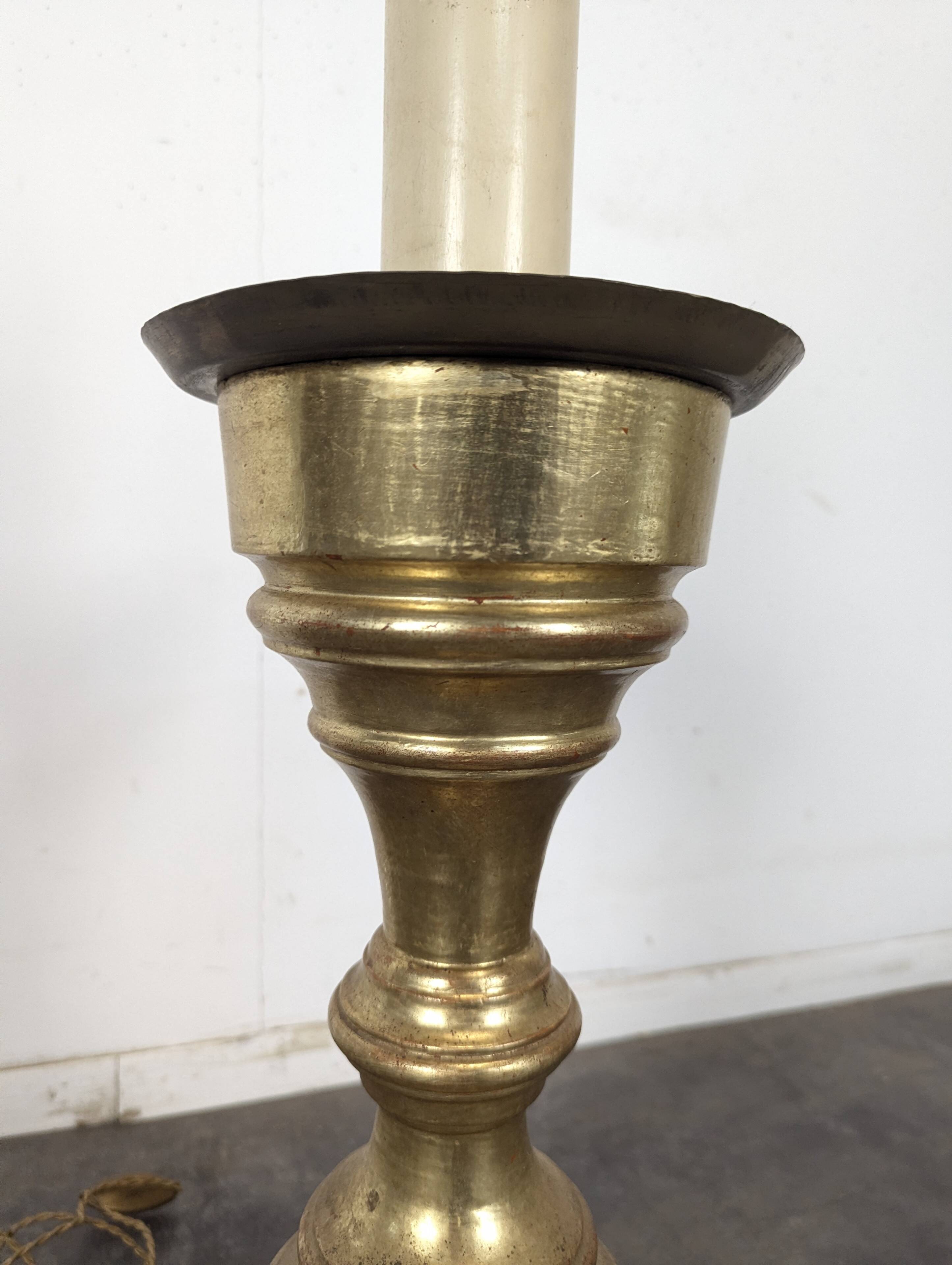 Lampe pique-cierge en laiton montée à l'électricité
