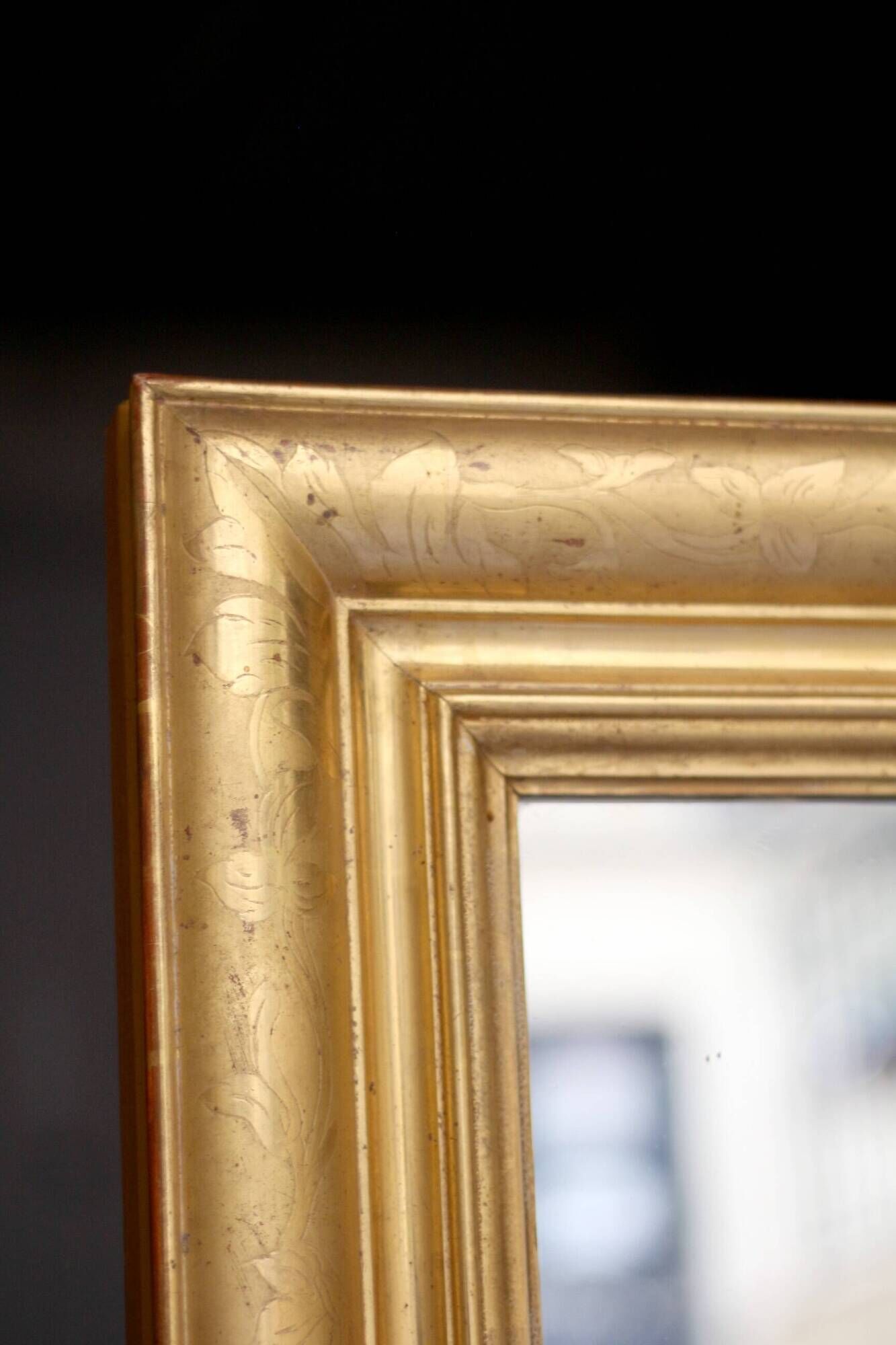 Beau miroir ancien de chéminée. Dorure à la feuille d'or. 107 x 82 cm.