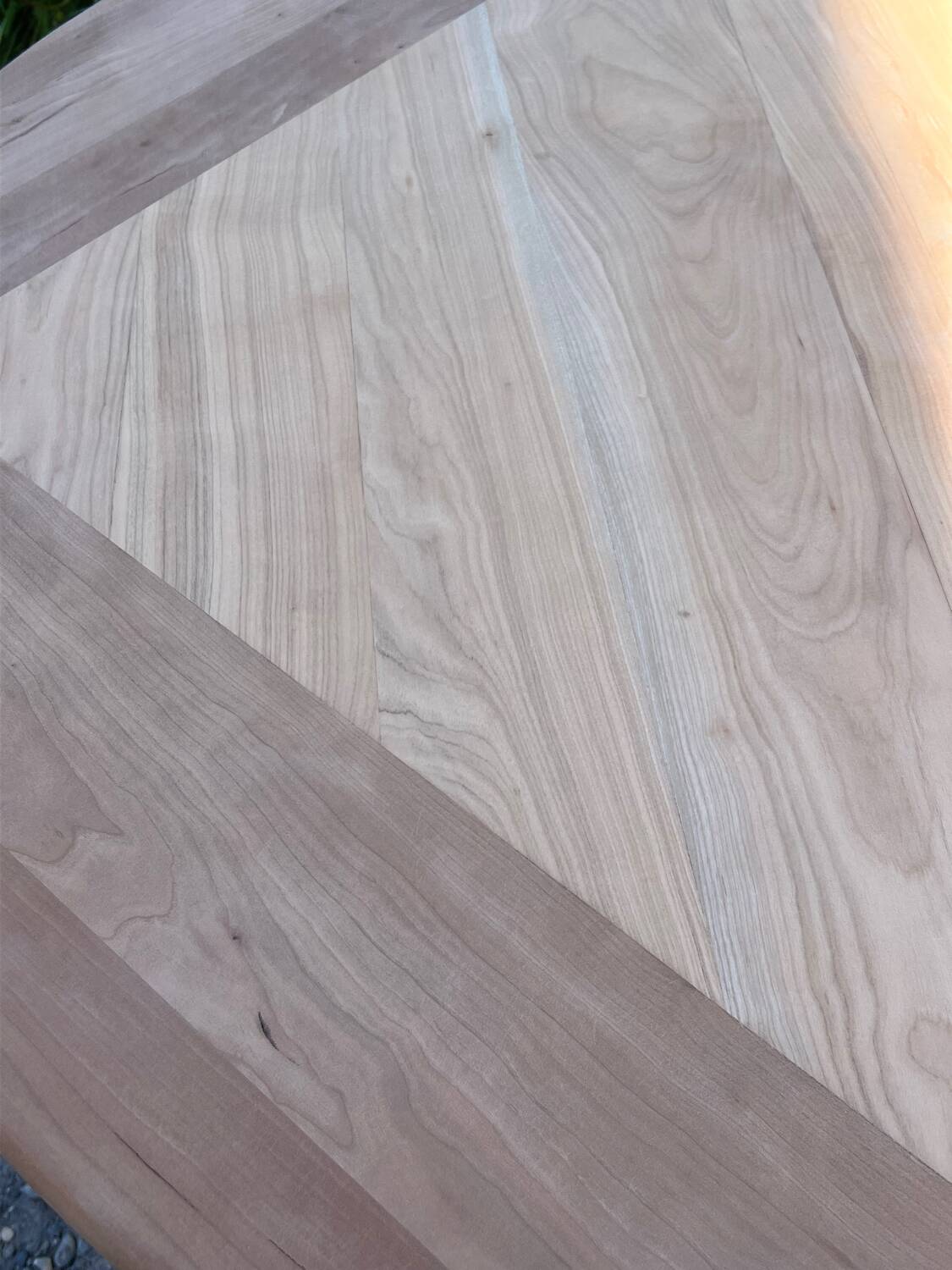 Extendable table in cherry wood