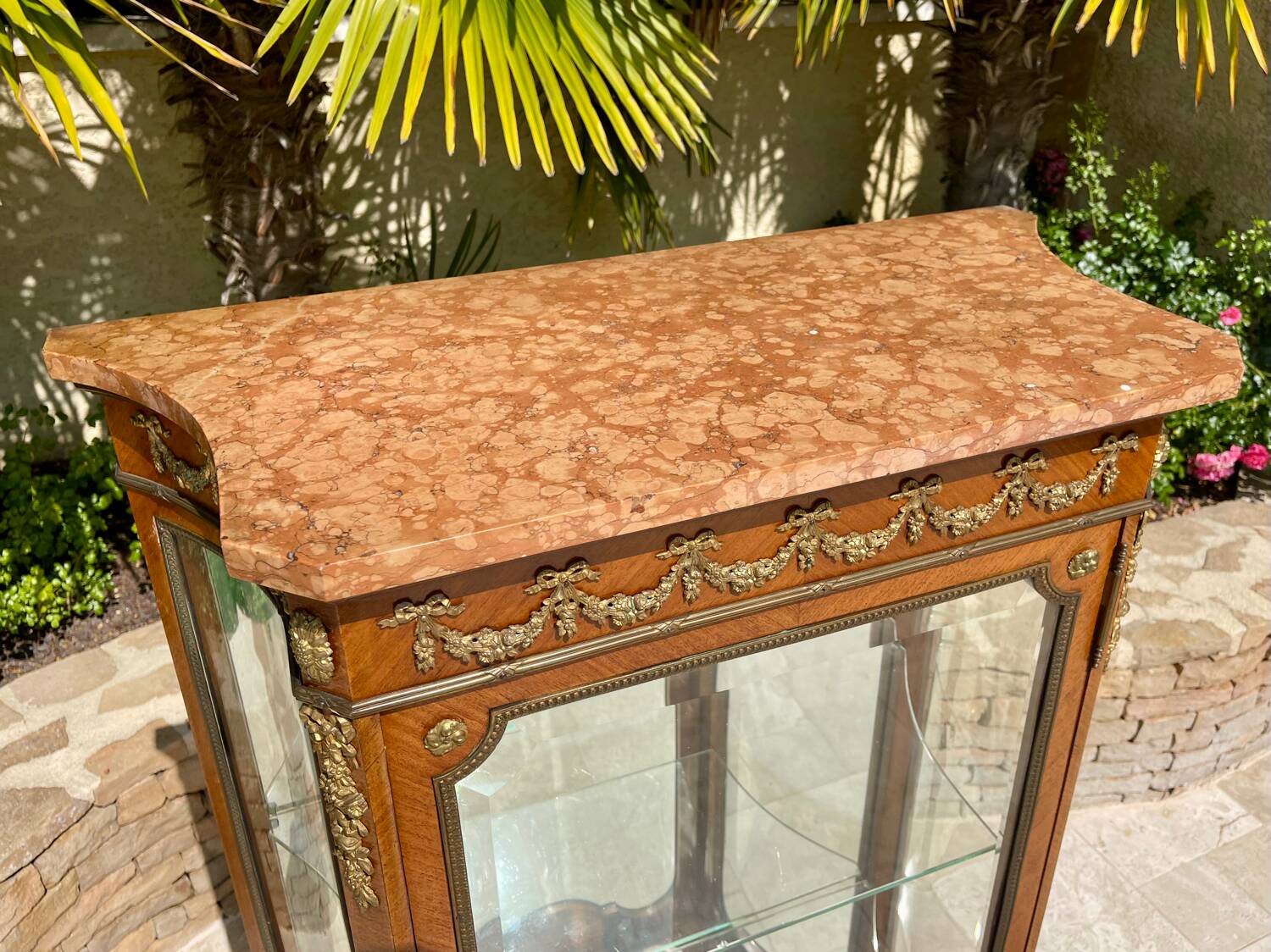 Vitrine en Marqueterie Style Louis XV