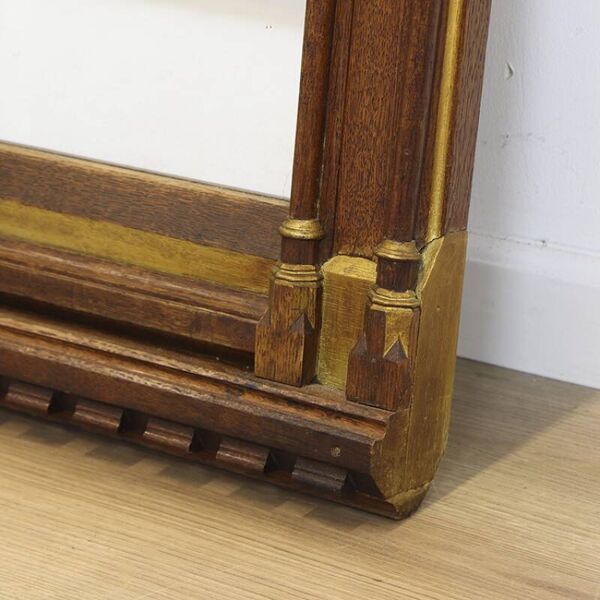 Miroir ancien dans un cadre en chêne en croix.