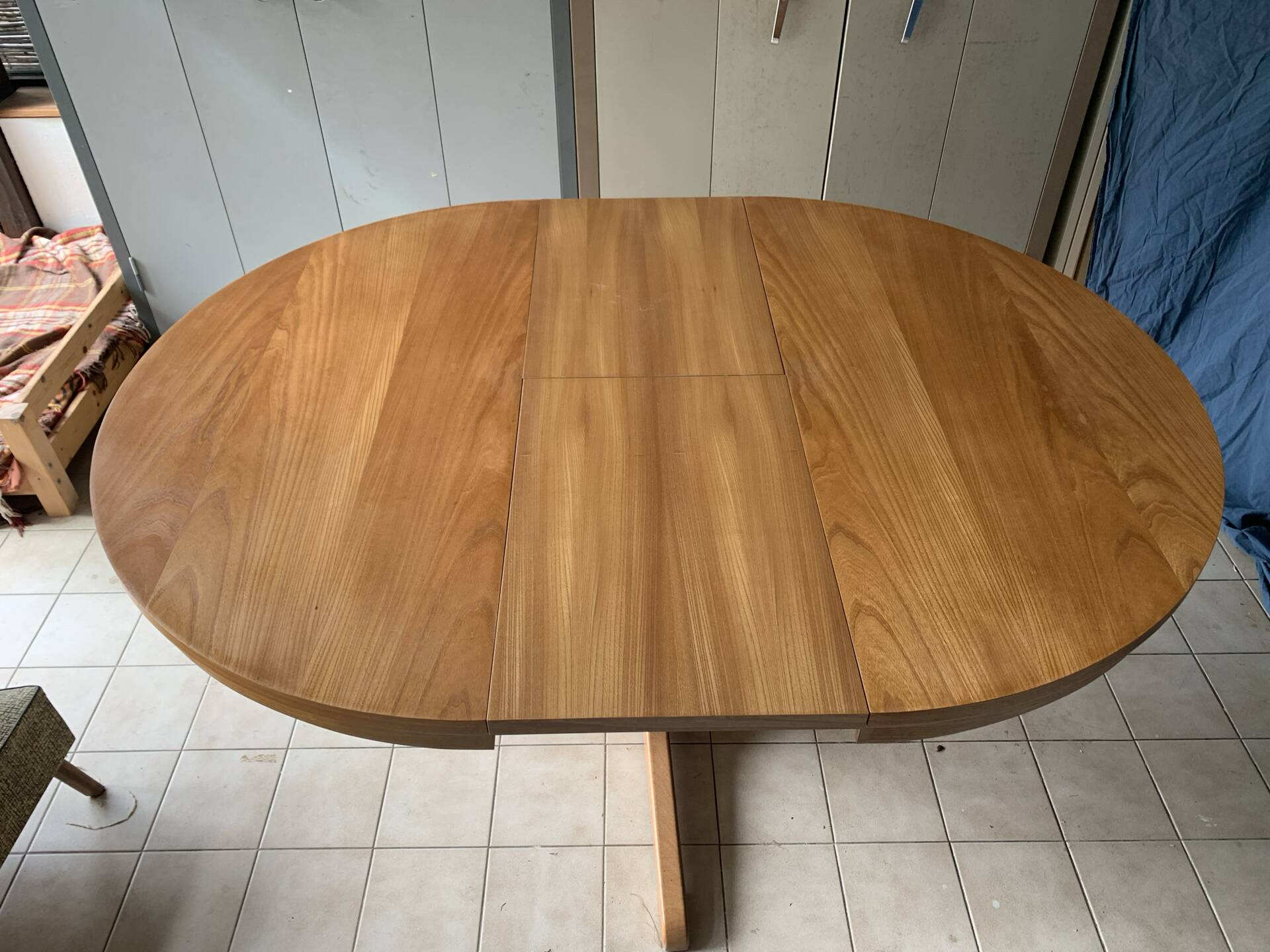 Table ronde en bois avec piétement style Baumann