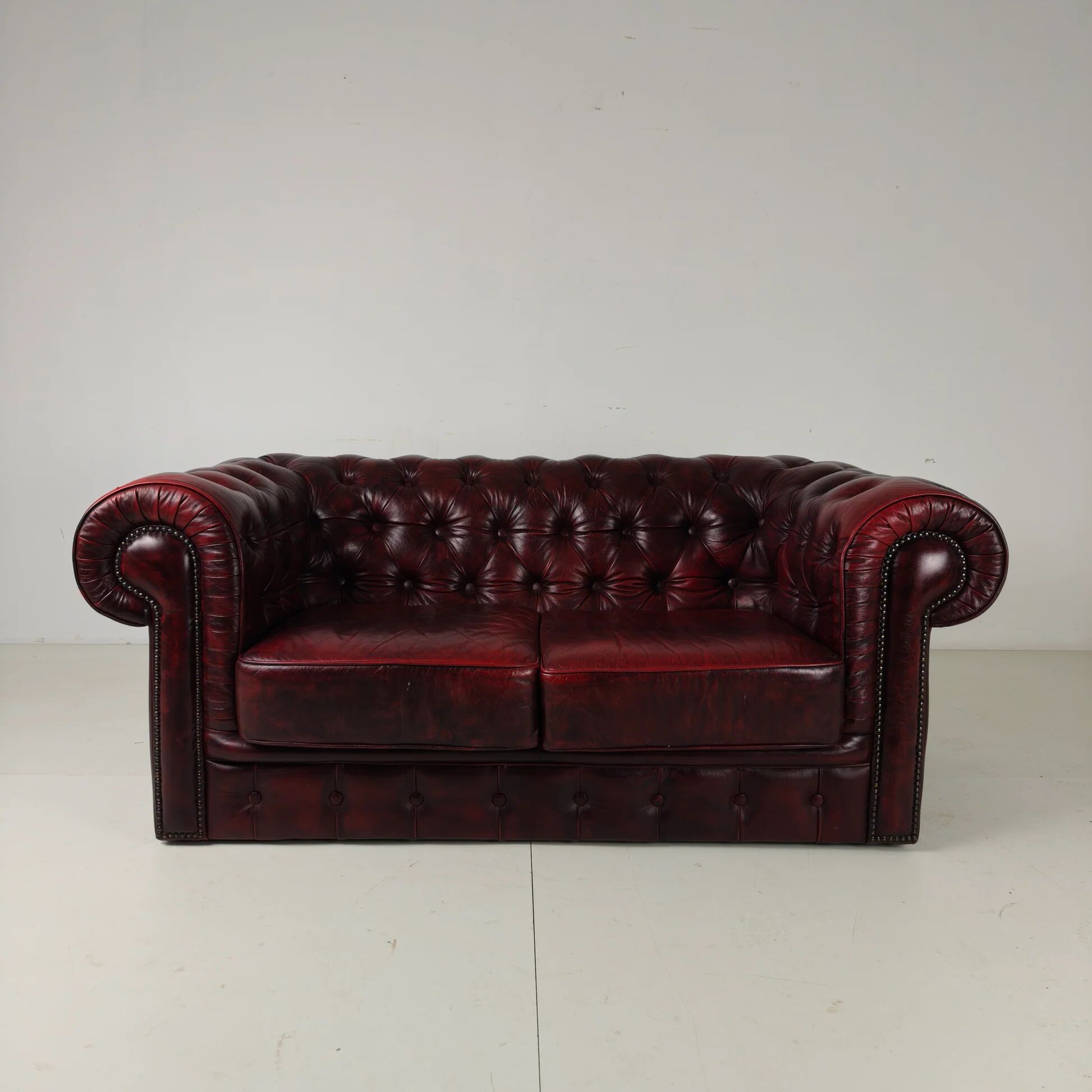 Red Chesterfield 2-seater sofa – oxblood leather