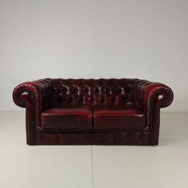 Canapé Chesterfield 2 places rouge – cuir bordeaux