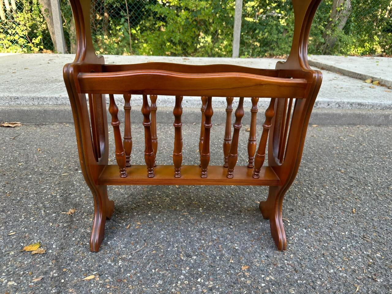 Vintage wooden side table with magazine rack – End table / Vinyl furniture
