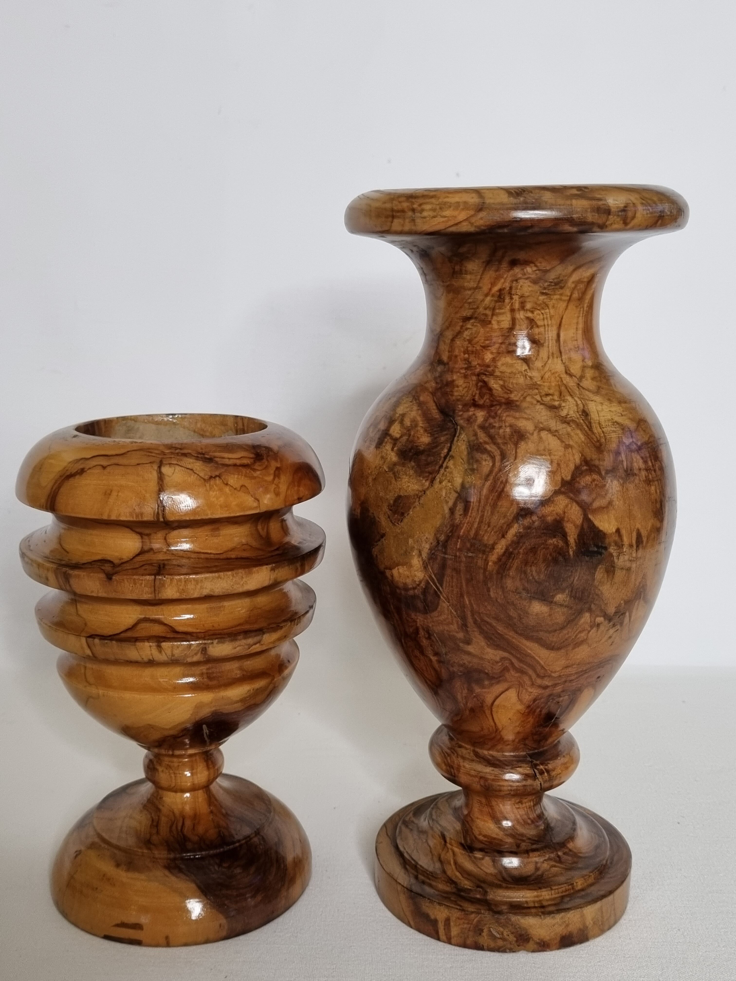 Two decorative vases in turned olive wood, 27 cm