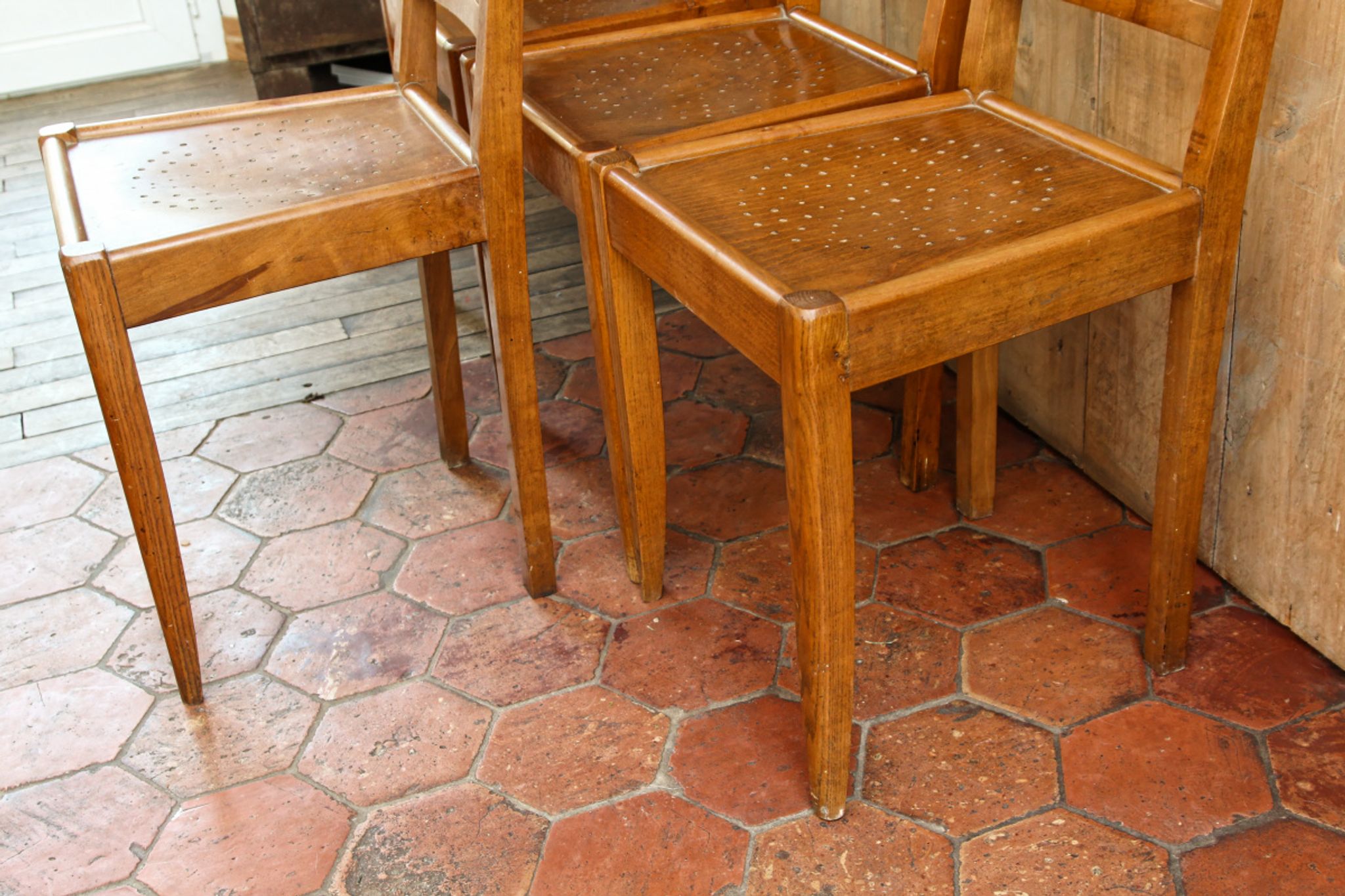 Lot de 4 chaises période Reconstruction bois massif