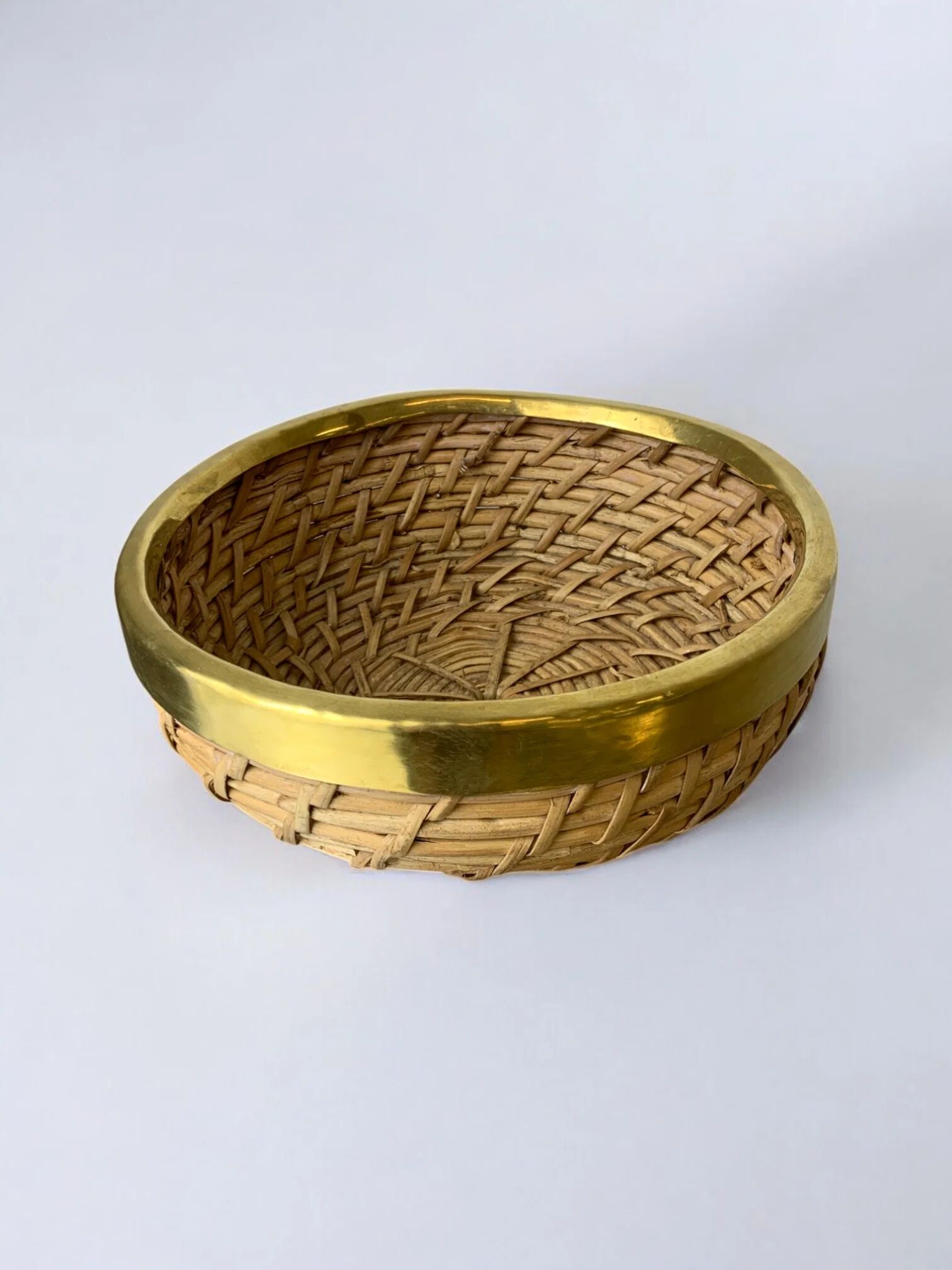 Panier circulaire en rotin et laiton, Italie, années 1970, 18 cm de diamètre