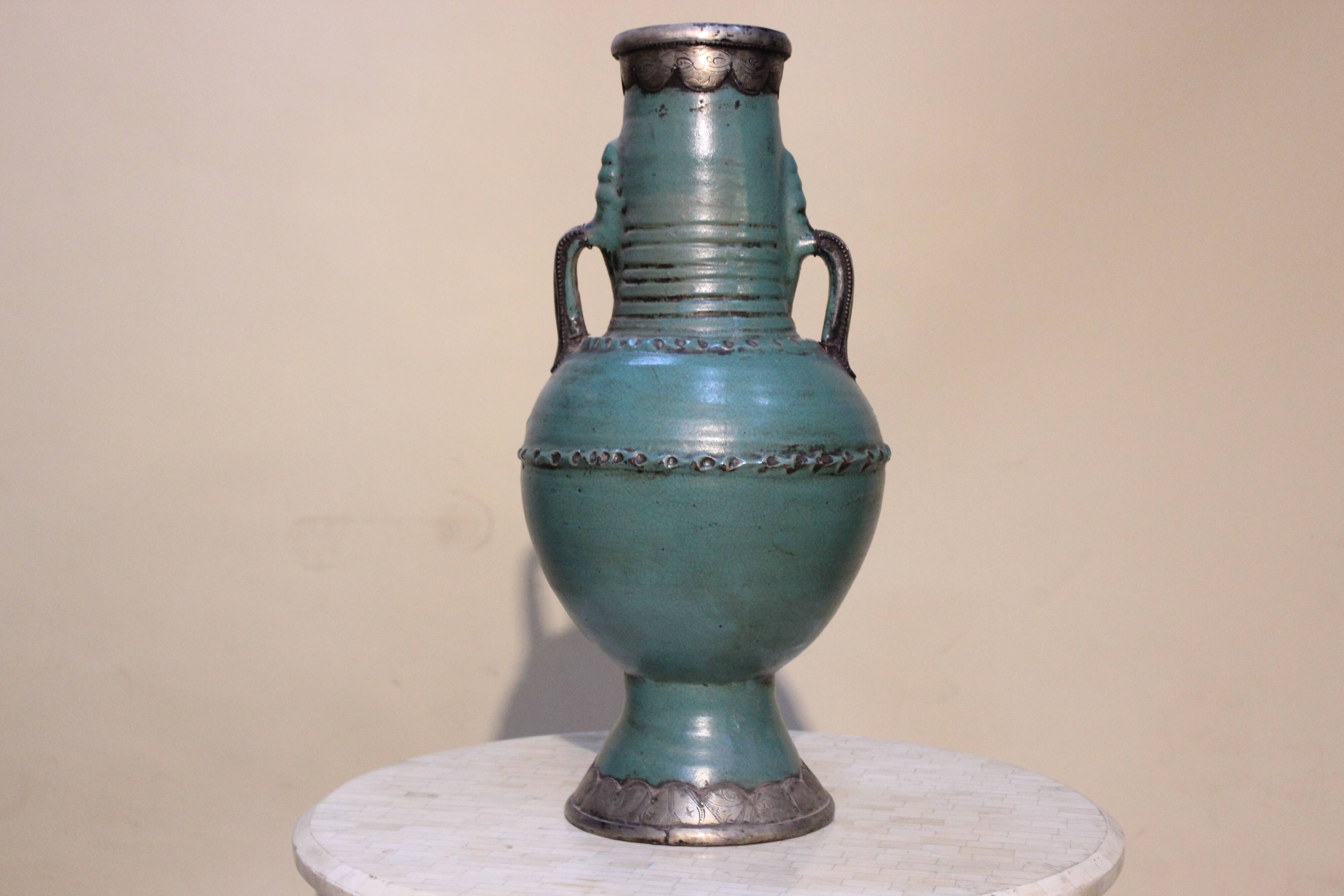 Tamgroute pottery vase
