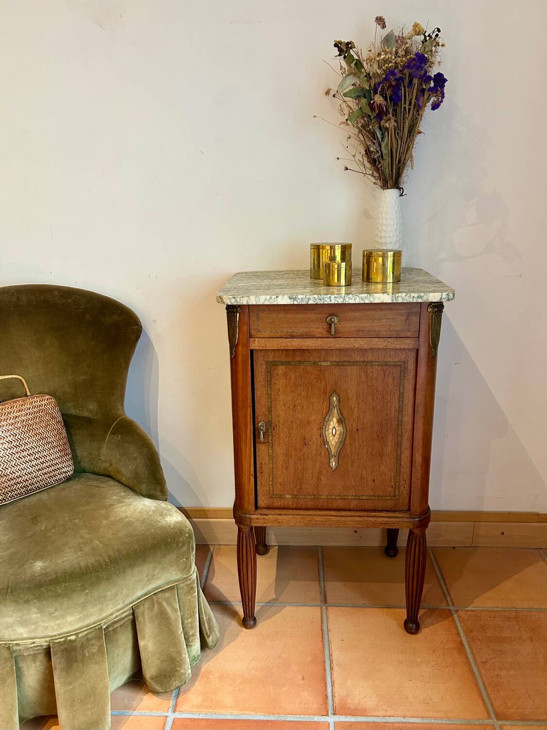 Antique bedside table in wood and marble – adorned with gilded brass ornaments –