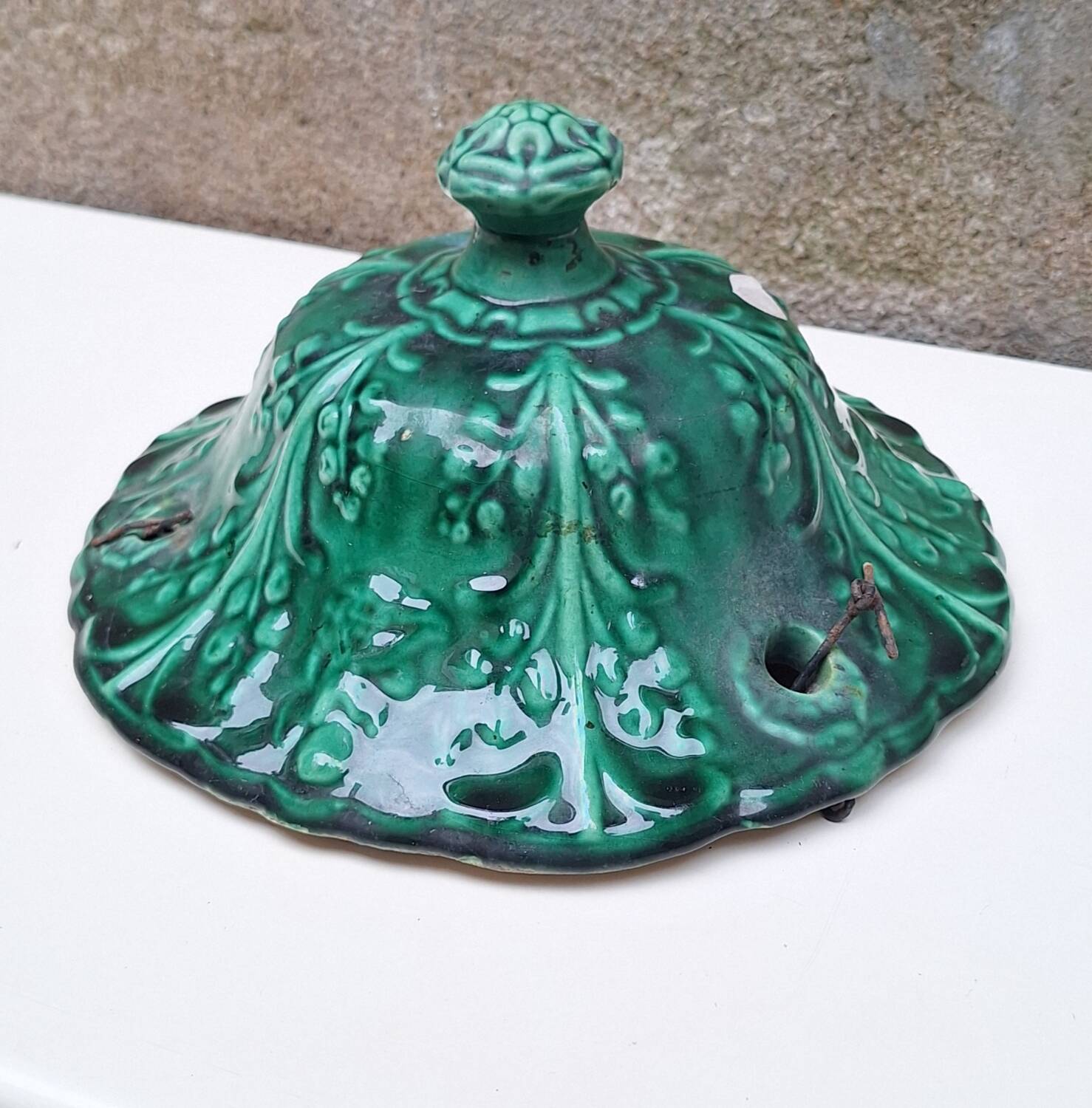 Hanging planter in green earthenware