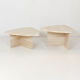 Paire de tables basses ou tables d'appoints triangulaires arondi en travertine