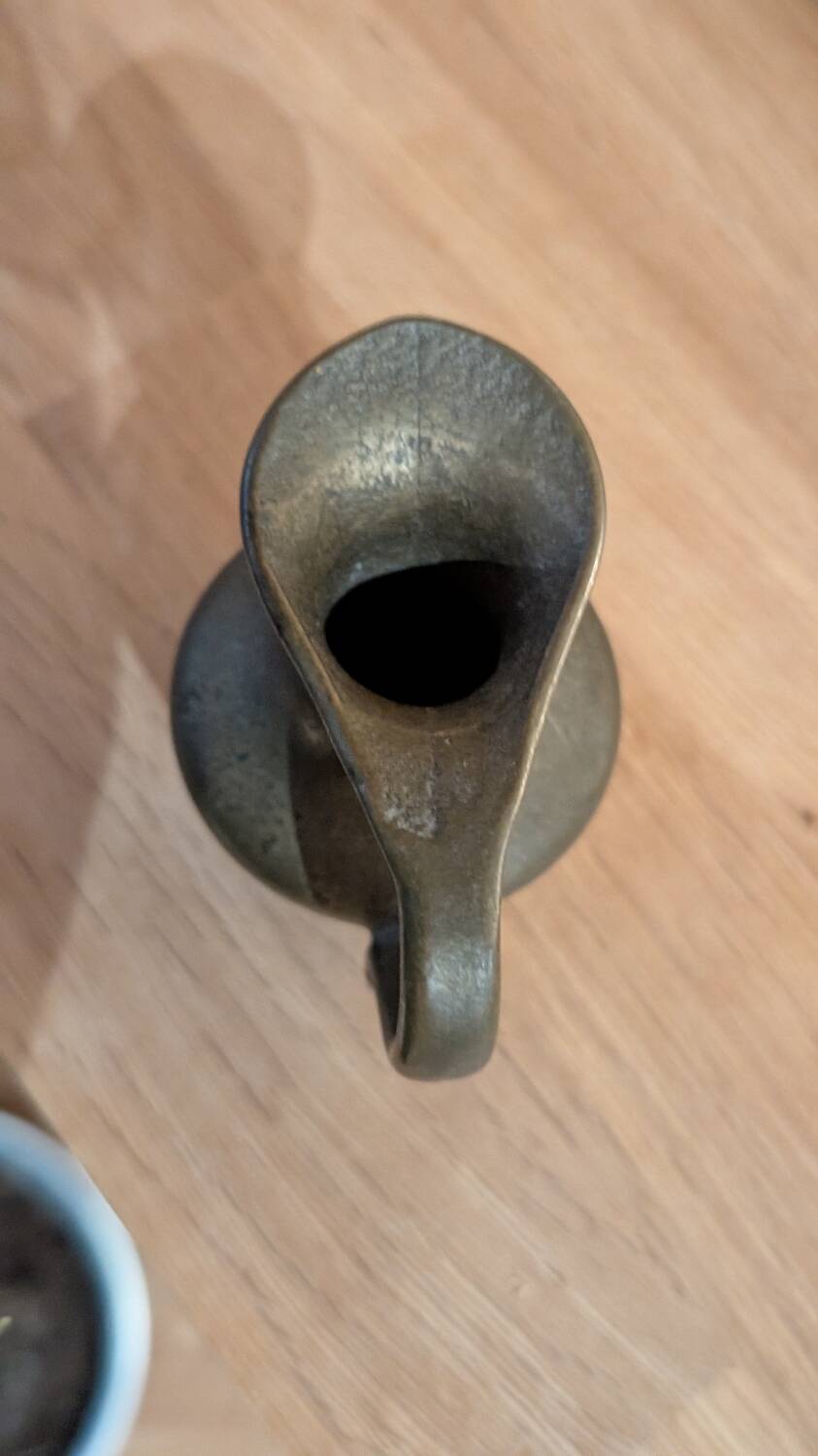 Petit pichet en bronze massif – style antique / oriental