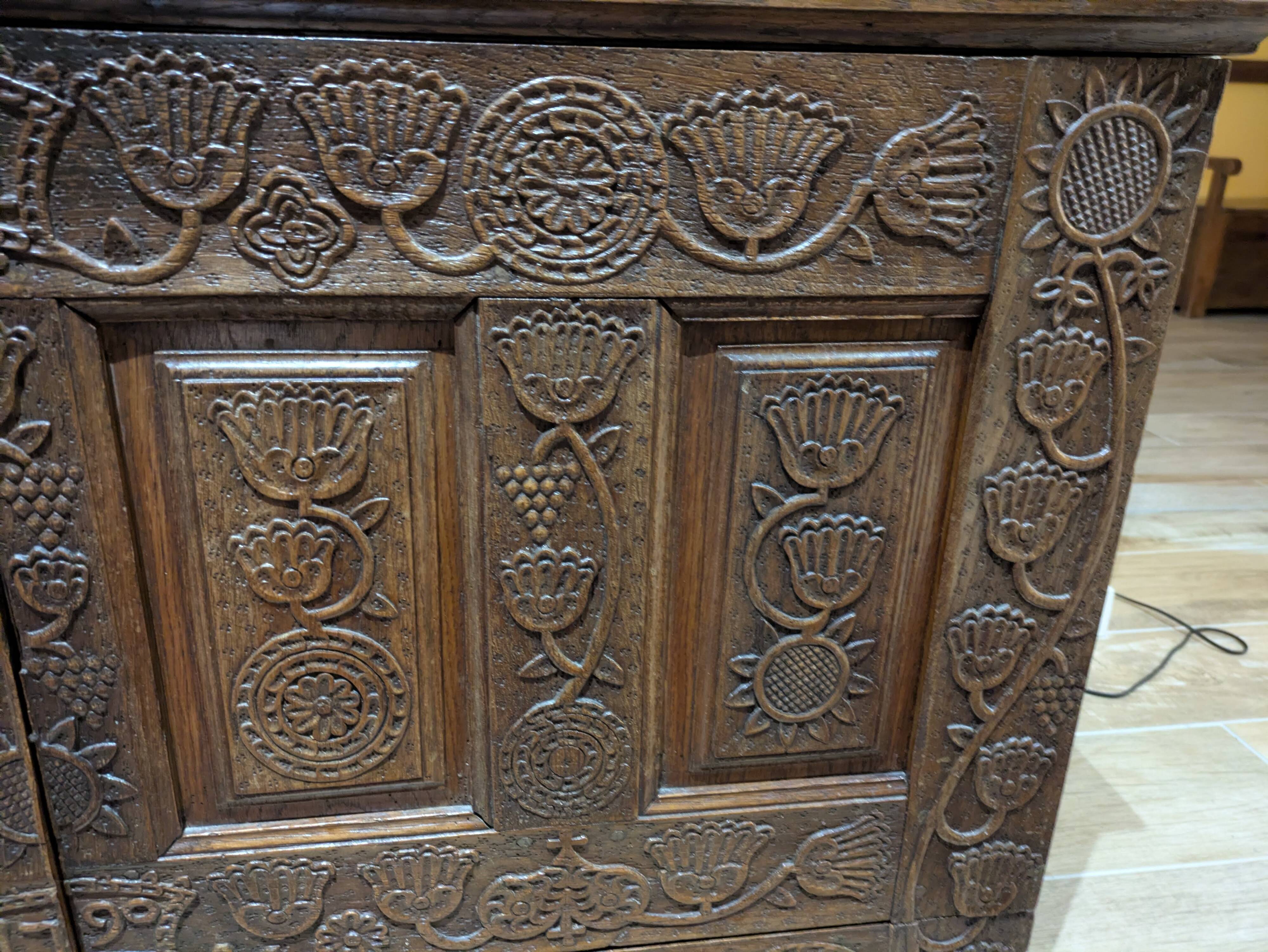 Jesuit-style chest dated 1790. Chiselled, in oak. H 71, W 123, D 60.