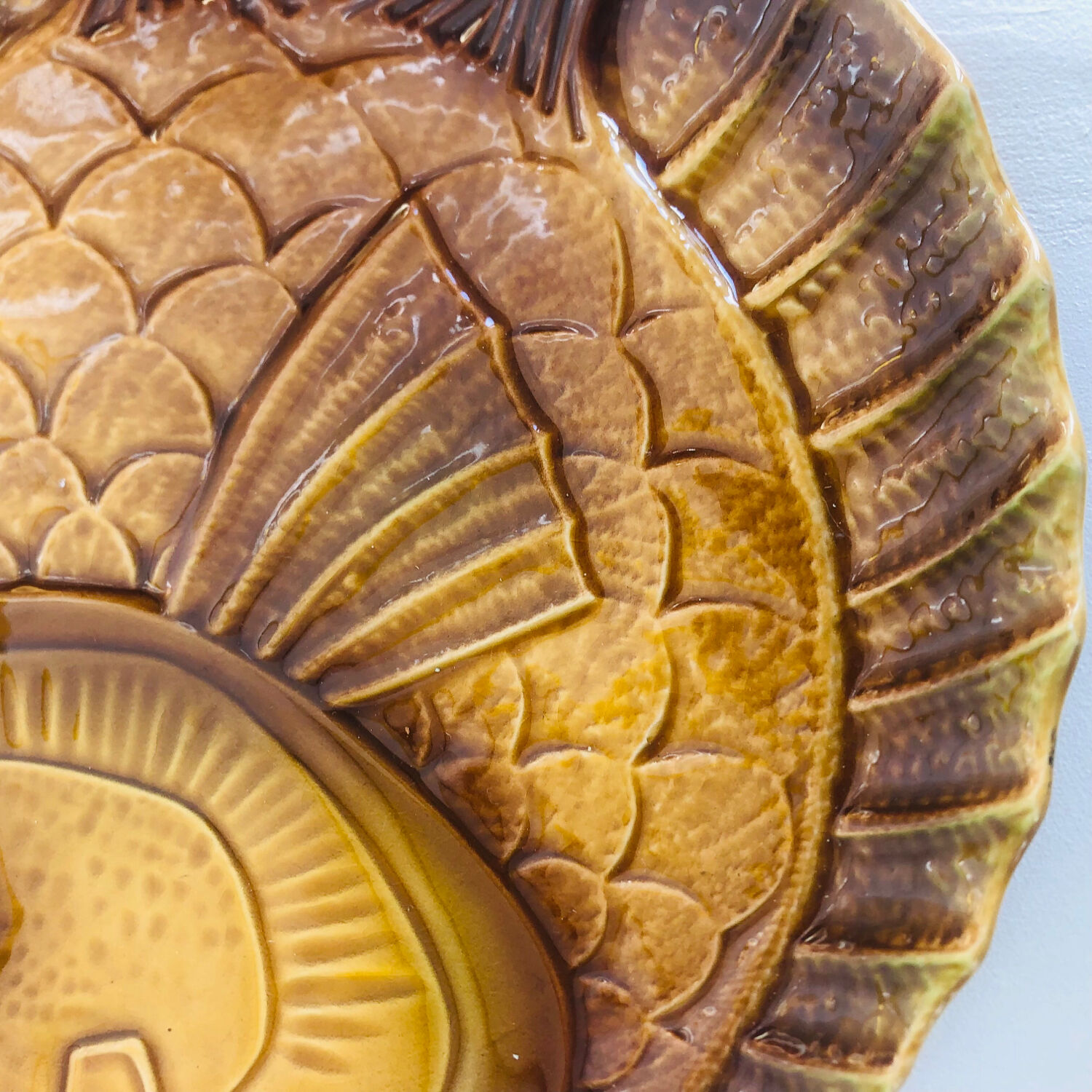 Lot de 2 plats en barbotine Sarreguemines décor poissons