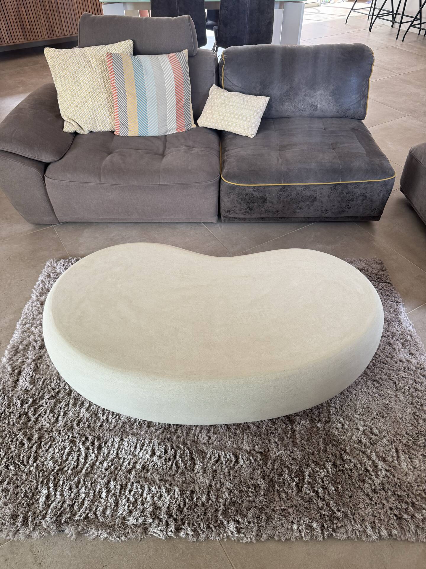 Table basse en béton ciré, micro-ciment forme haricot