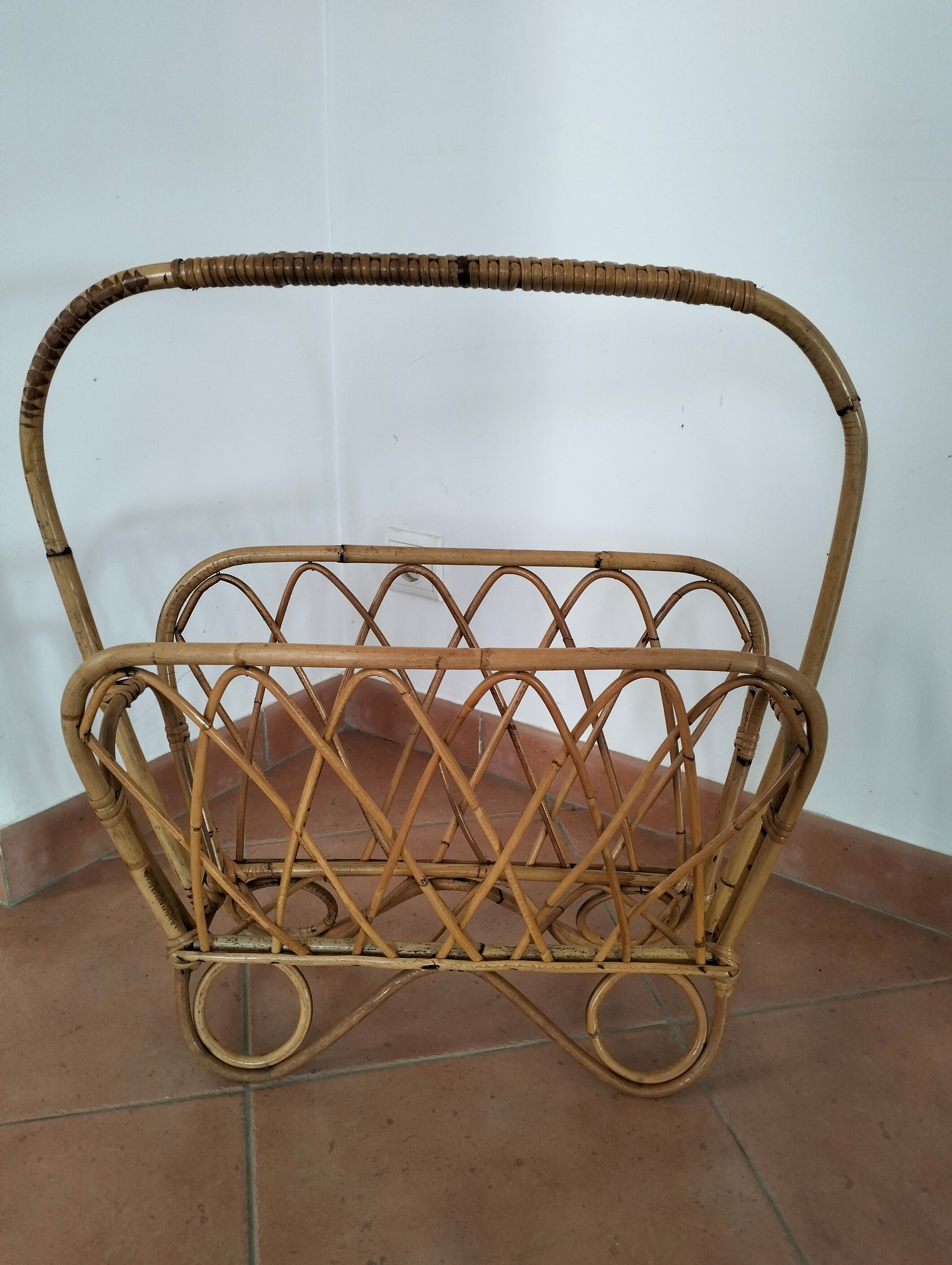 Porte-revues en rotin
