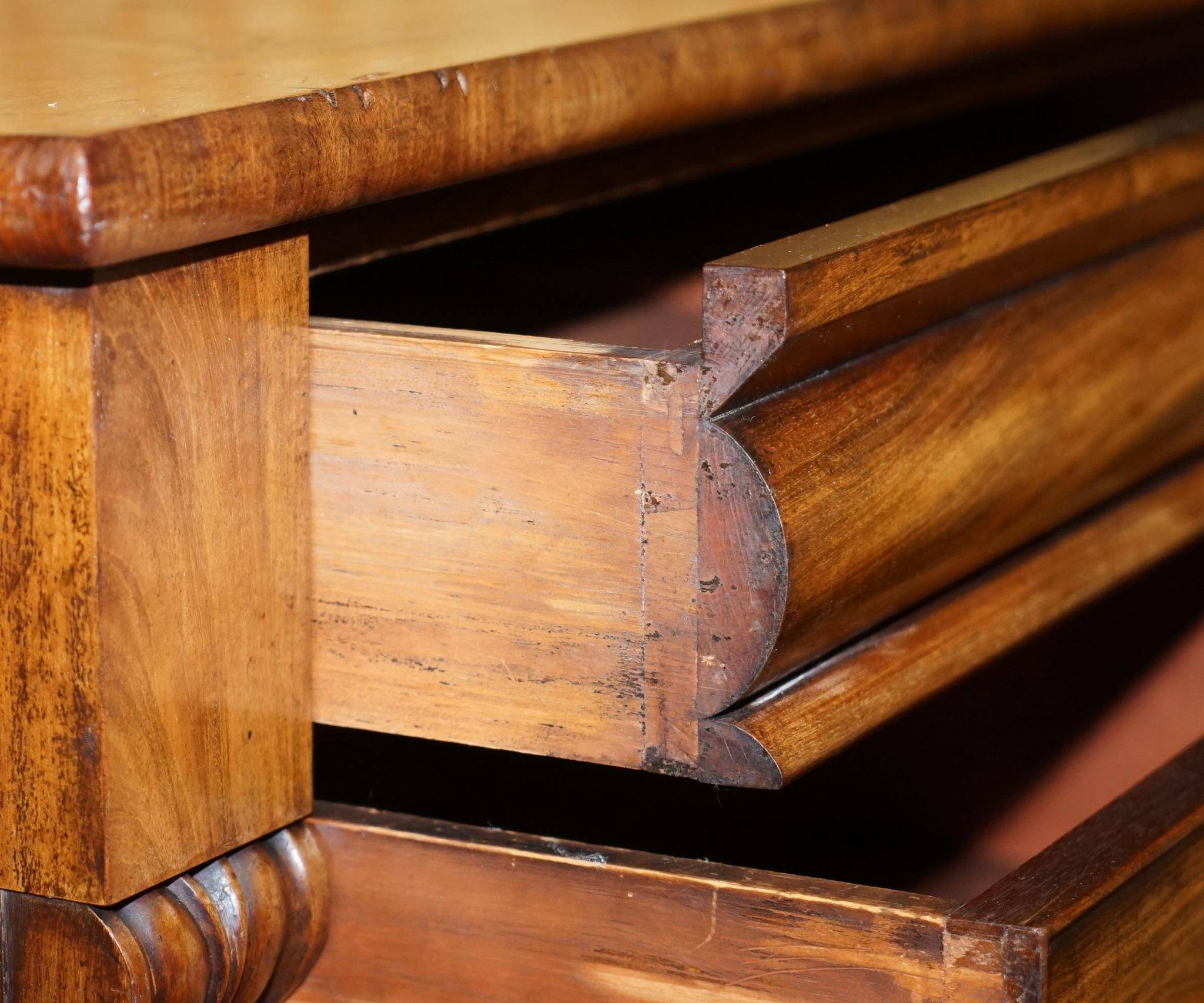 Commode en bois dur flammé victorien XIXe siècle avec tiroir caché