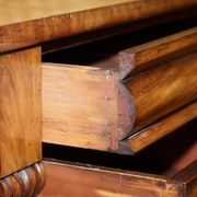 Commode en bois dur flammé victorien XIXe siècle avec tiroir caché