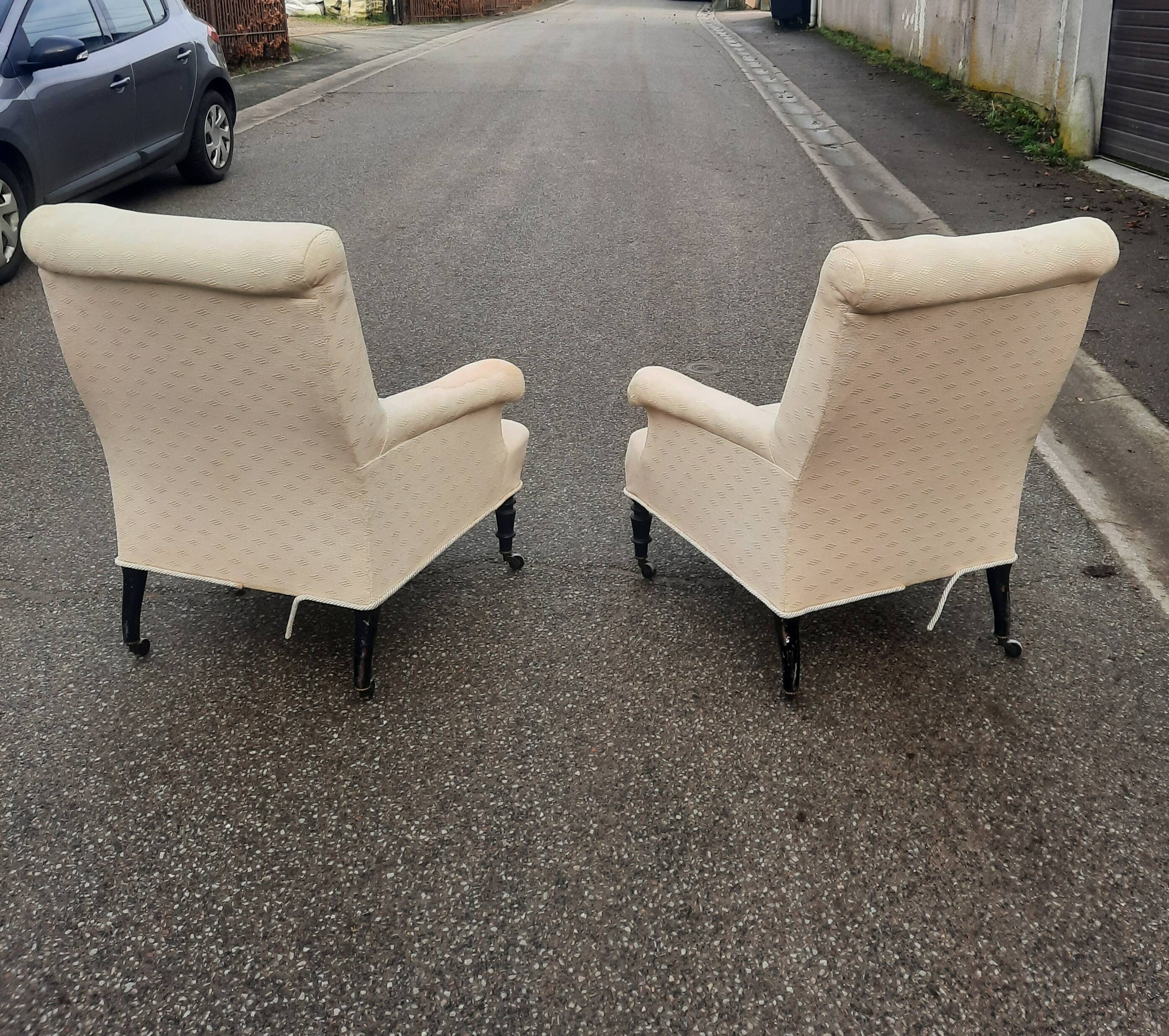 Paire de fauteuils en tissu écru et bois