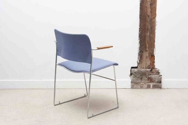 Chaise Howe 4/40 accoudoirs bleue et chrome par David Rowland